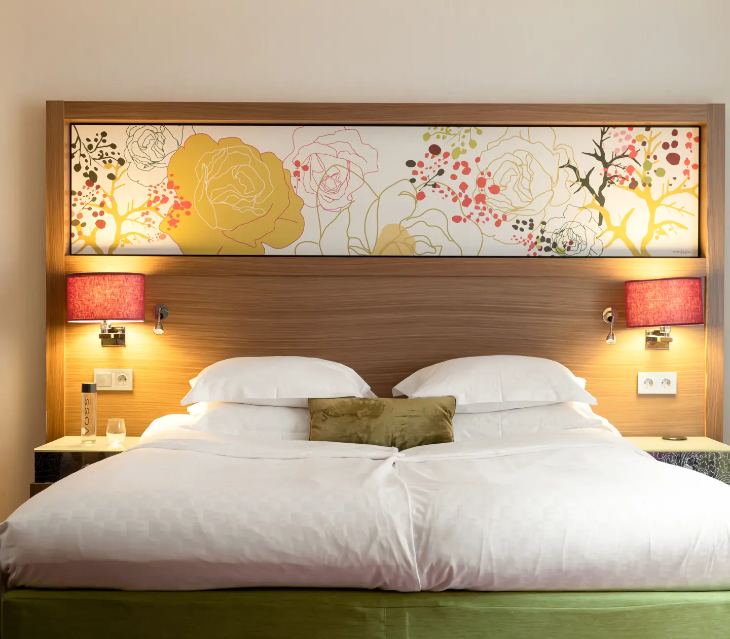Hotellrum med dubbelsäng och stor sänggavel