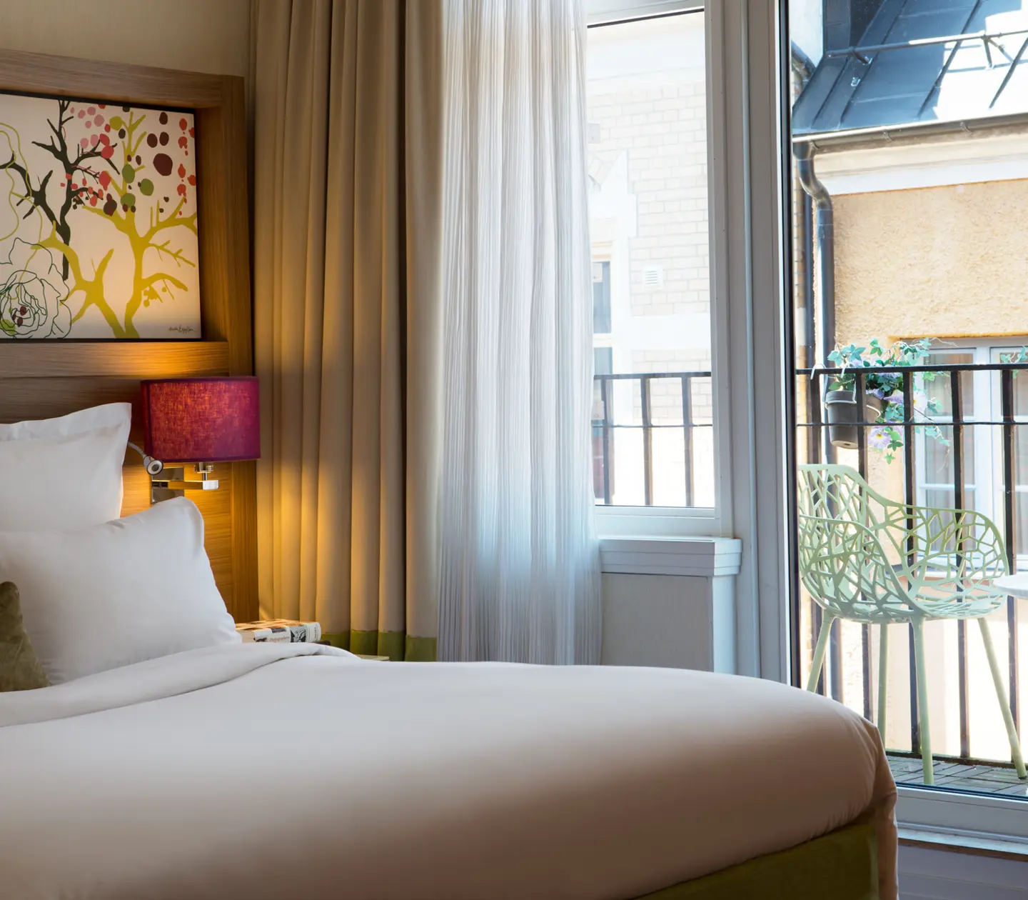 Hotellrum med dubbelsäng och balkong