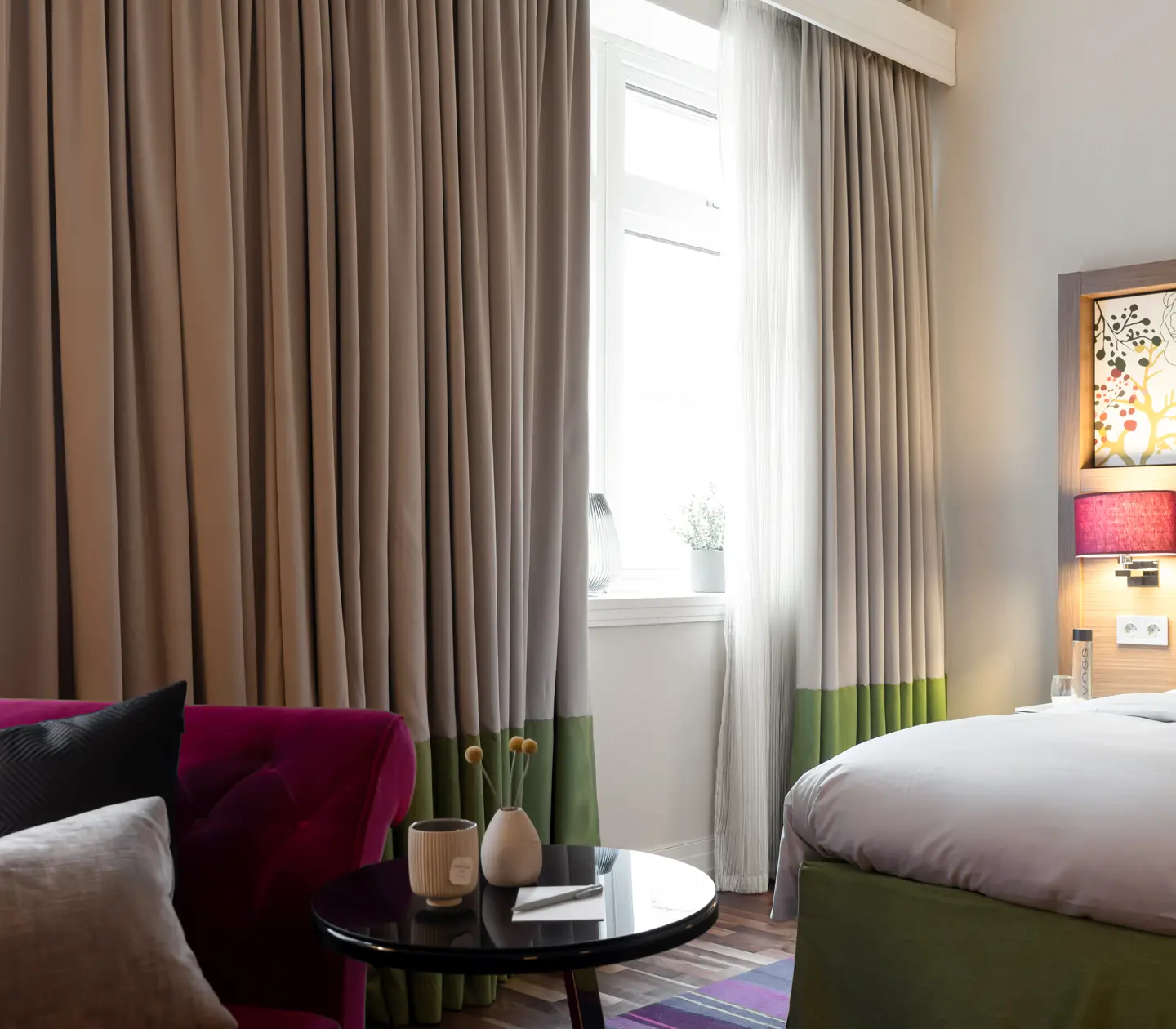 Hotellrum med dubbelsäng och fönster