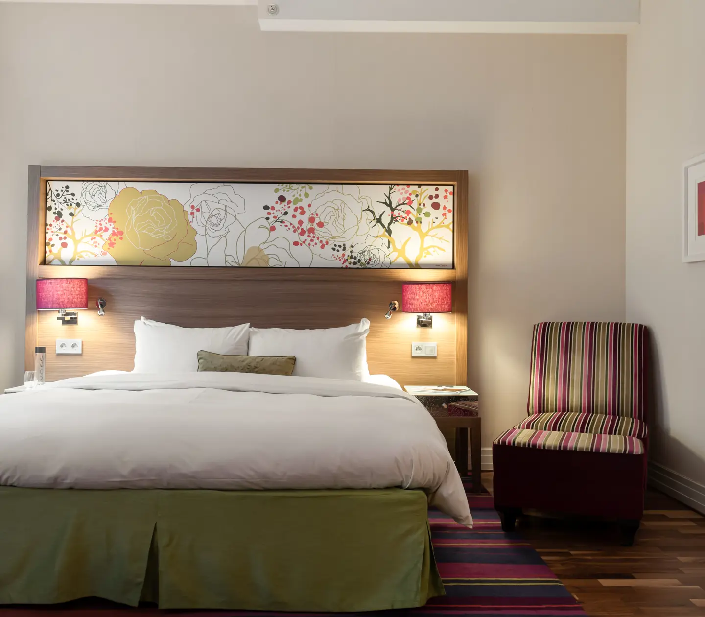 Hotellrum med dubbelsäng och fåtölj