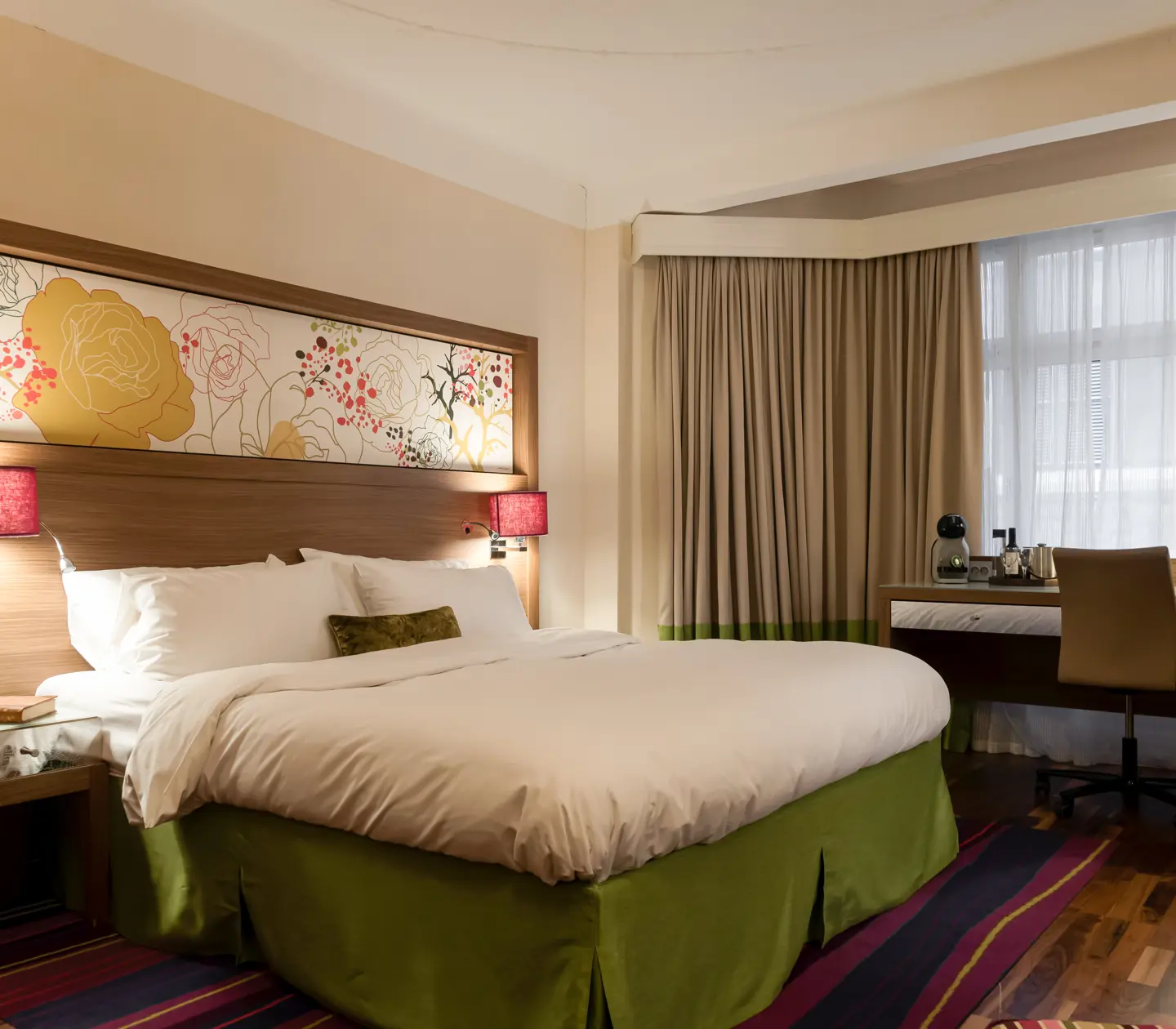 Hotellrum med dubbelsäng och skrivbord