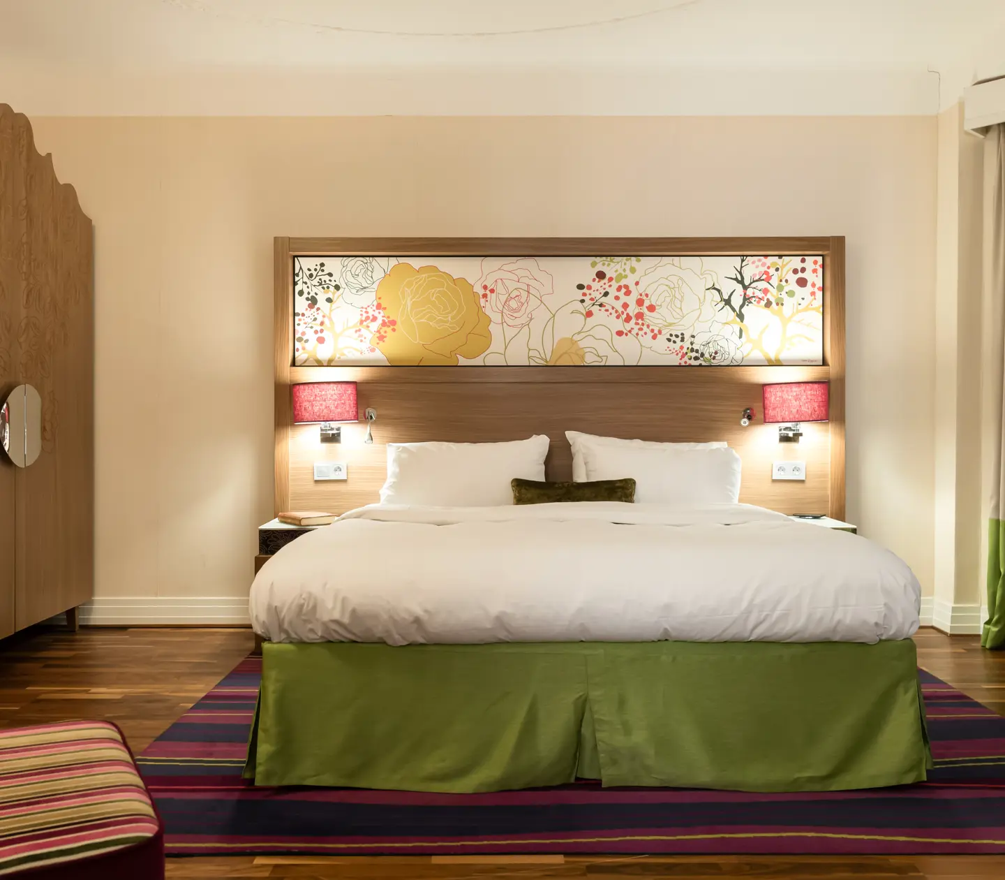 Hotellrum med dubbelsäng och garderob