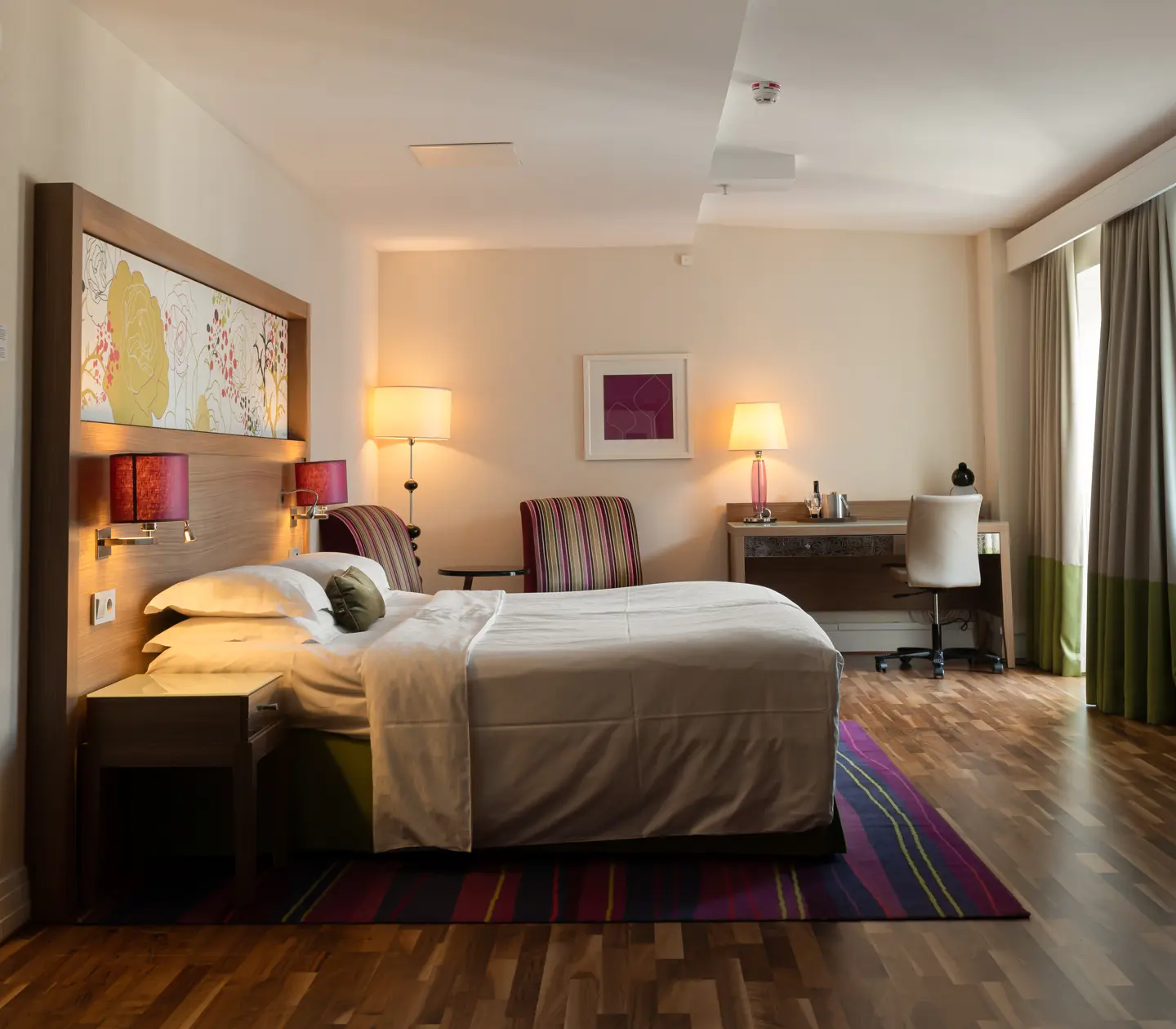 Hotellrum med dubbelsäng och skrivbord