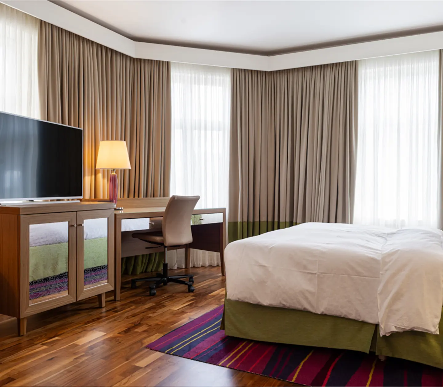 Hotellrum med dubbelsäng och skrivbord