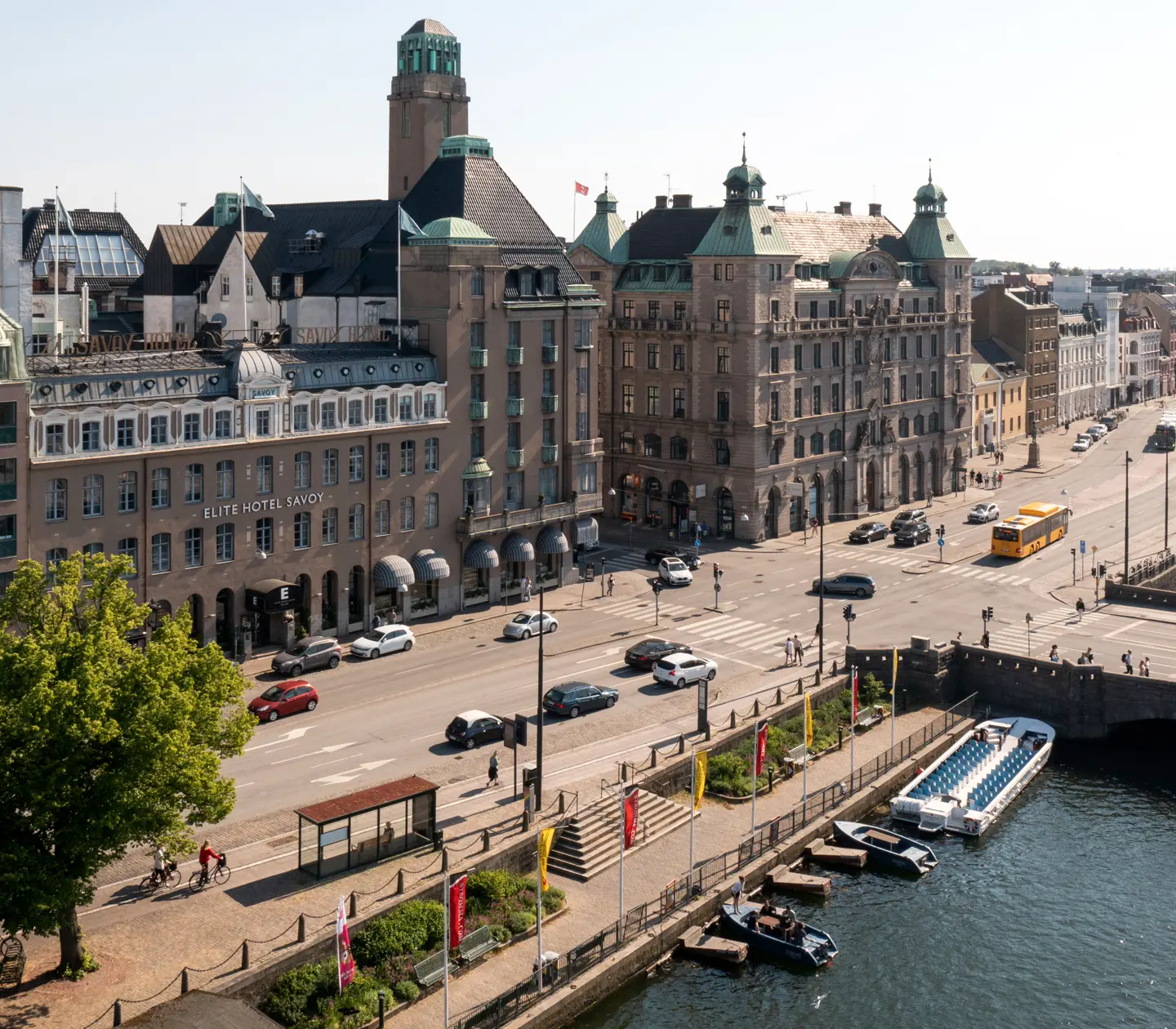 Fasad av Elite Hotel Savoy med vattnet framför
