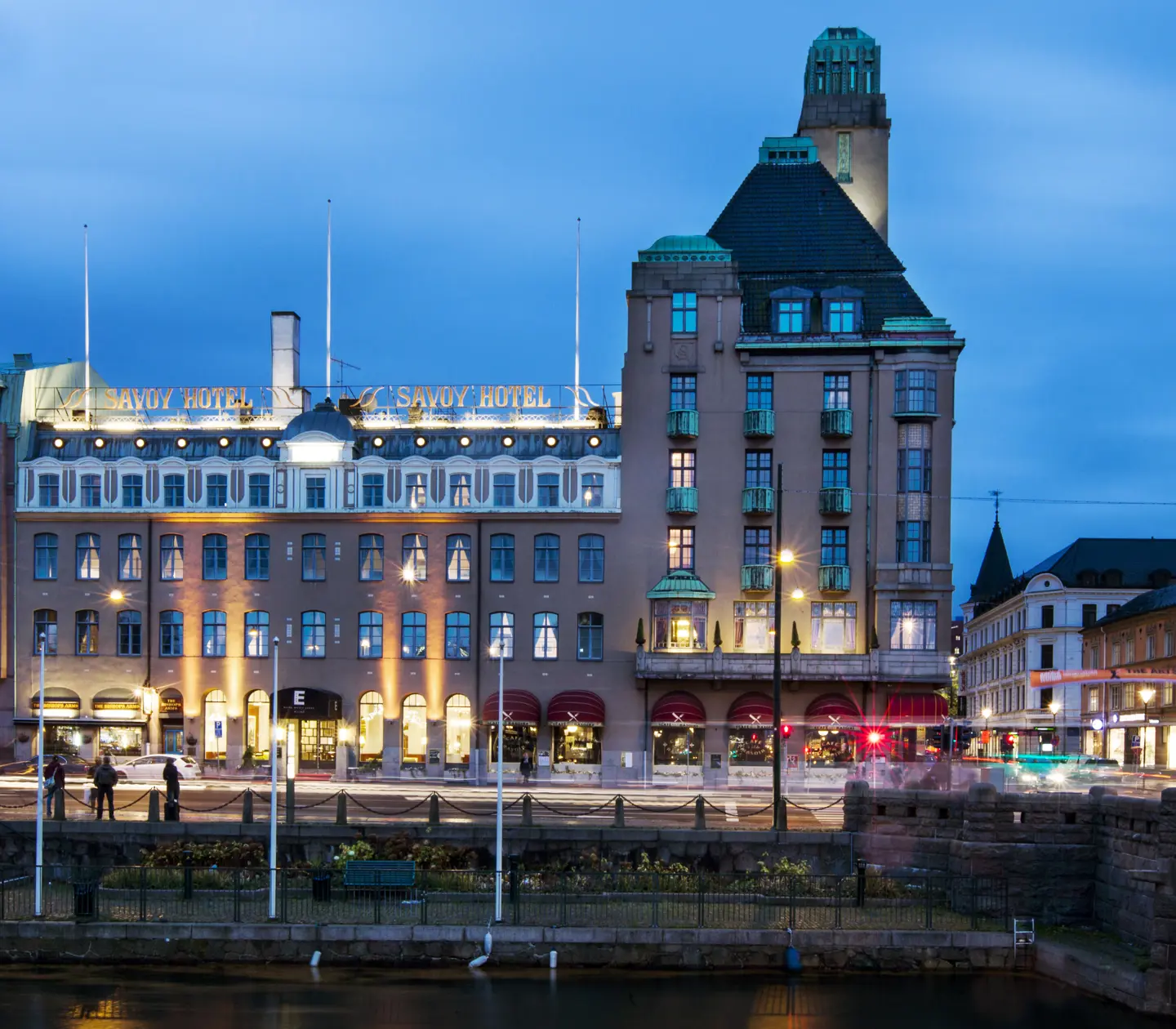 Fasaden av Elite Hotel Savoy i kvällsskymning