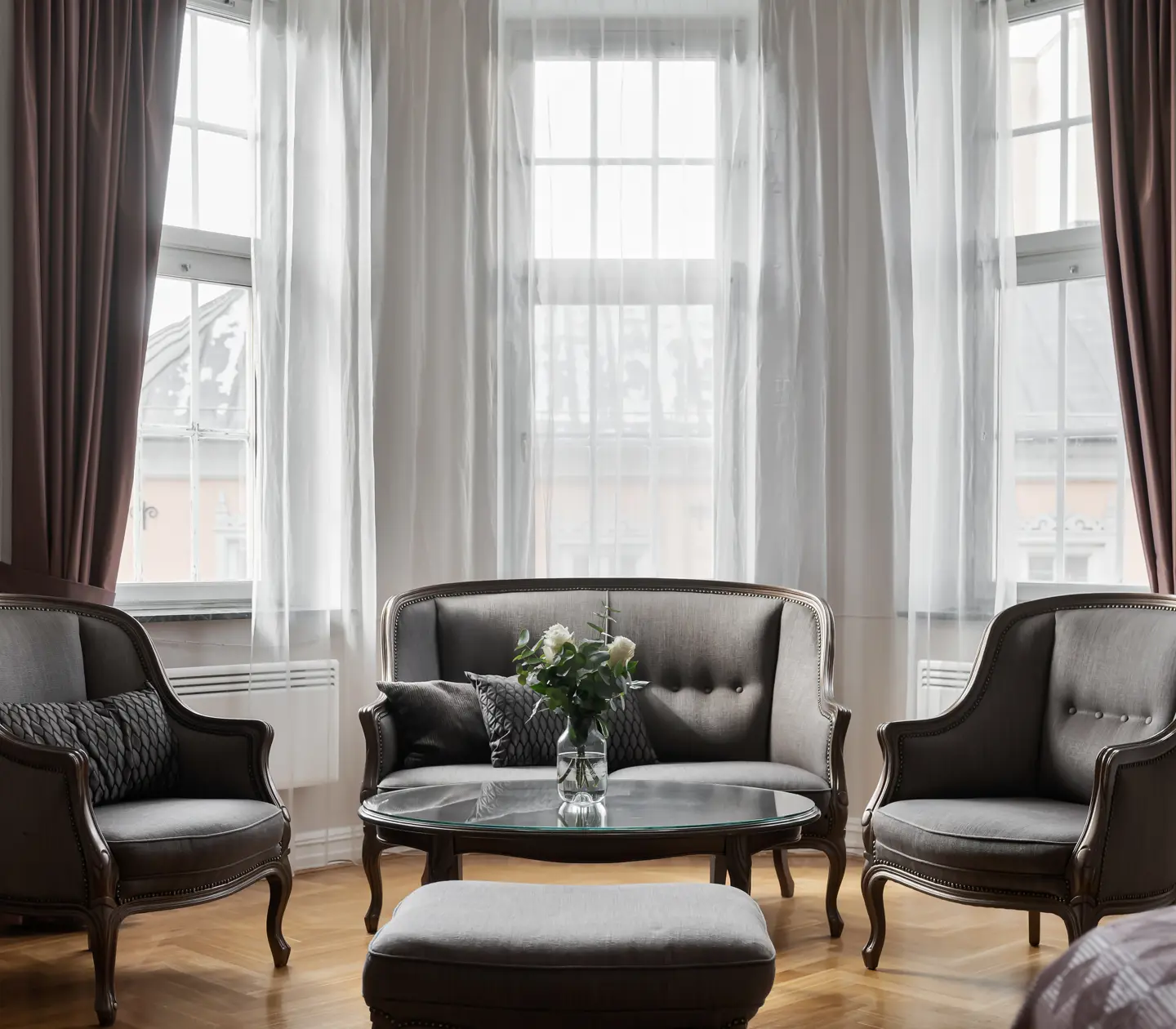 Hotellrum med soffgrupp och stora fönster