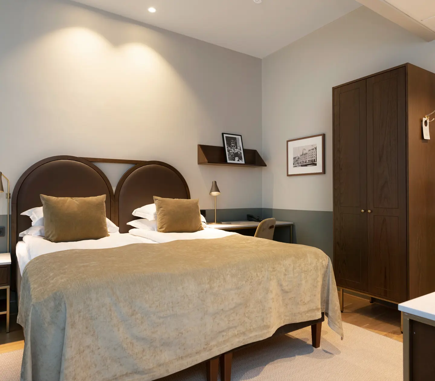 Hotellrum med dubbelsäng, garderob och skrivbord