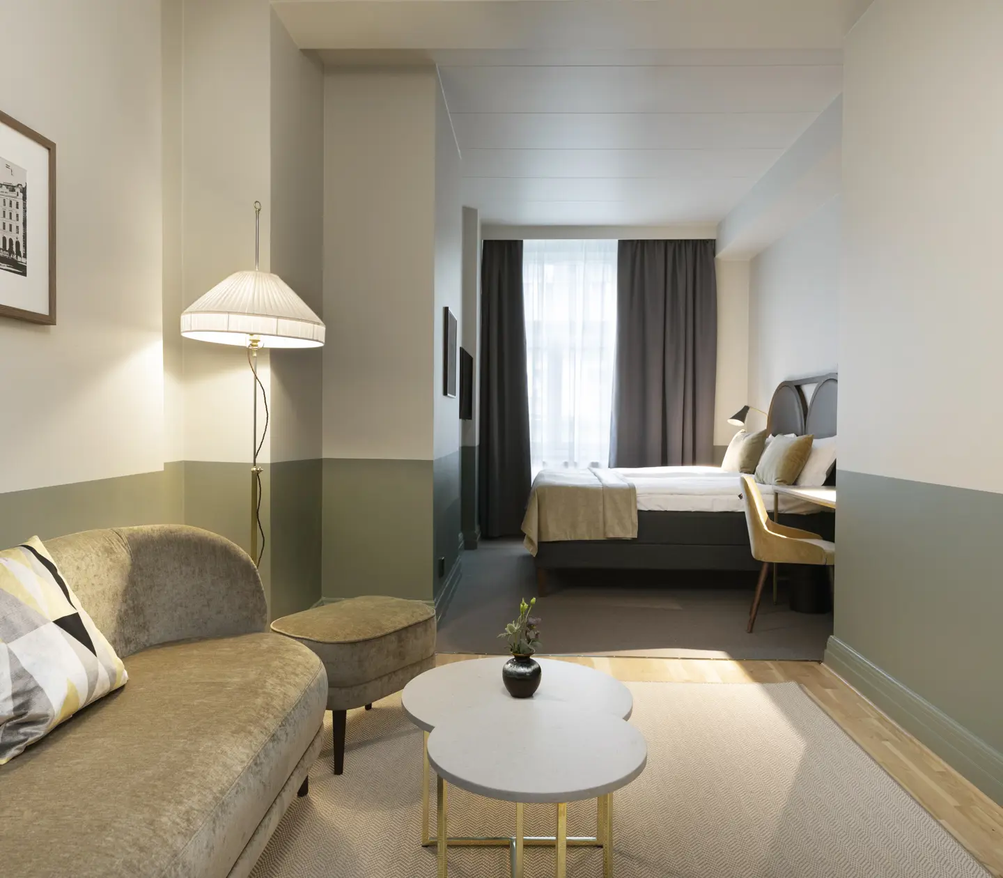 Hotellrum med dubbelsäng, soffa och tv