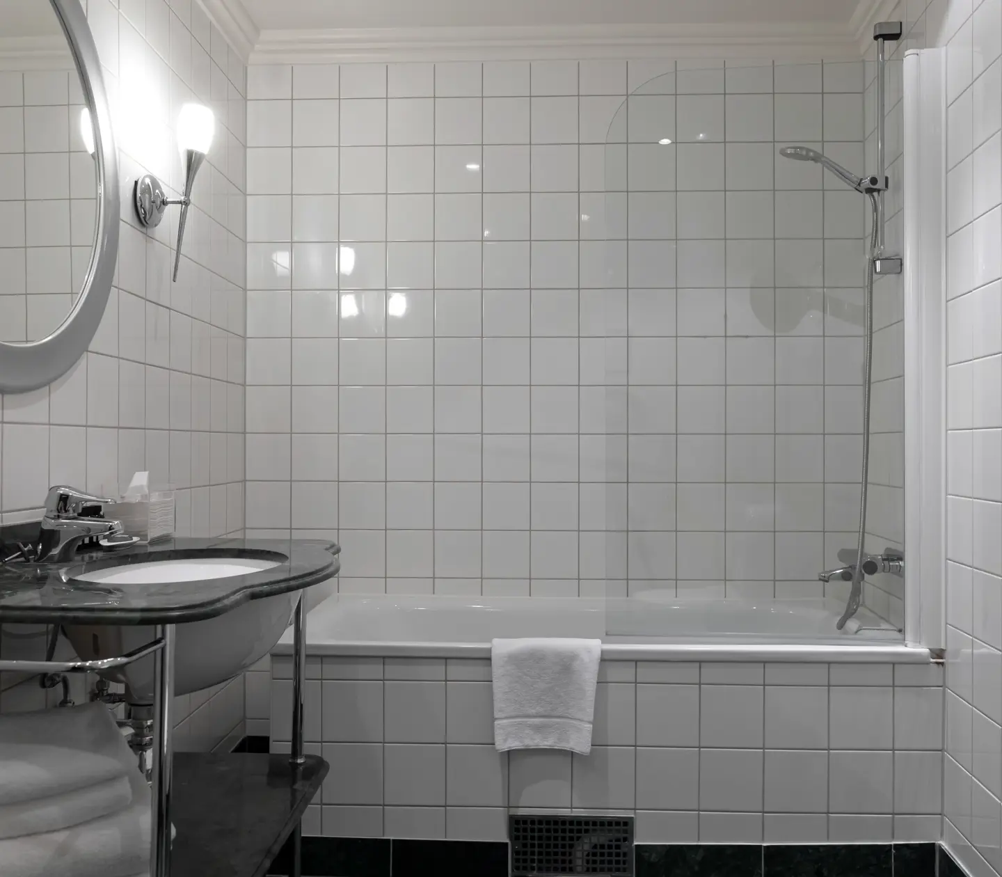 Ljust badrum med badkar, handfat och spegel