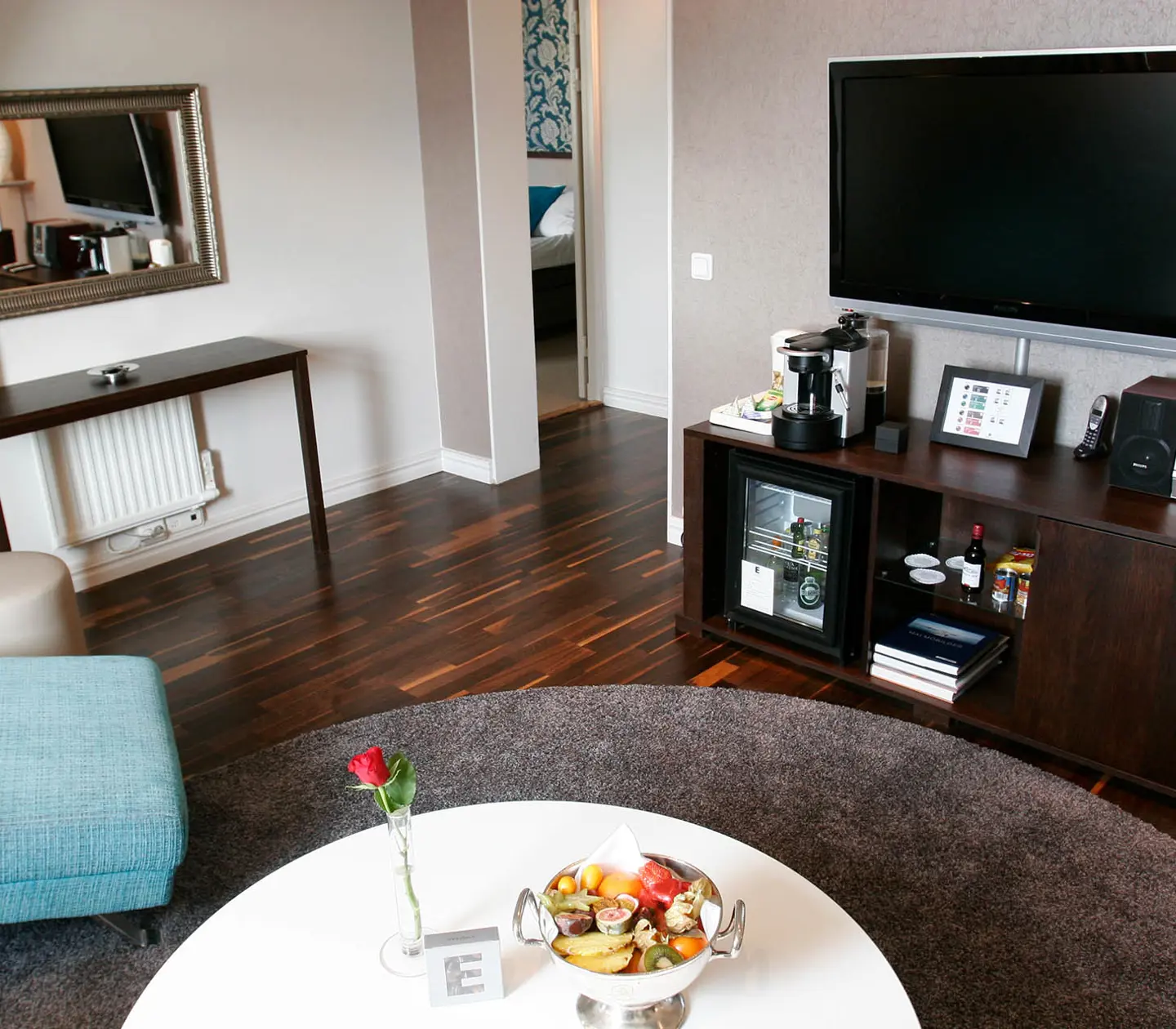 Svit med tv, soffgrupp och spegel