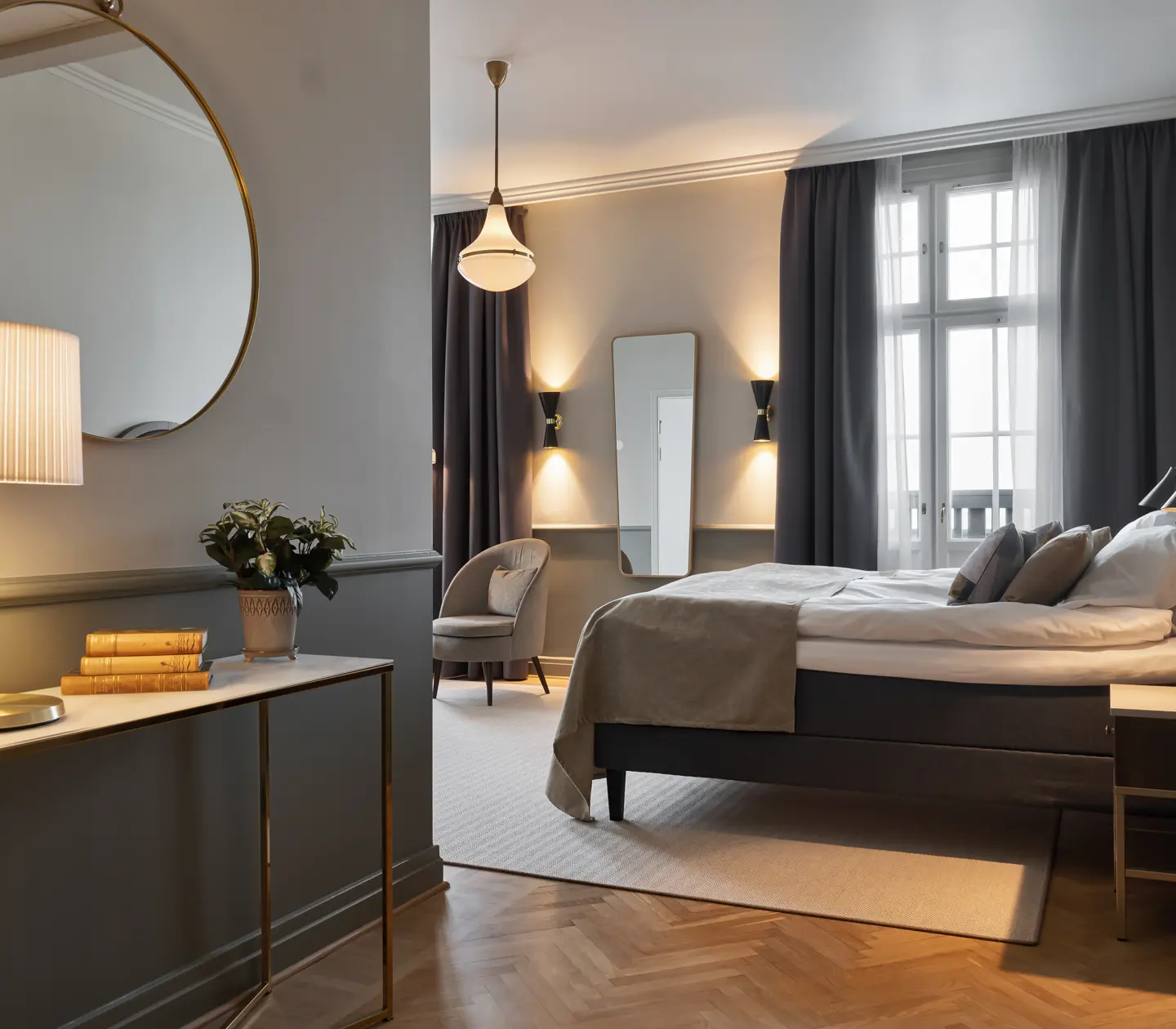 Hotellrum med dubbelsäng, fönster och avlastningsbord