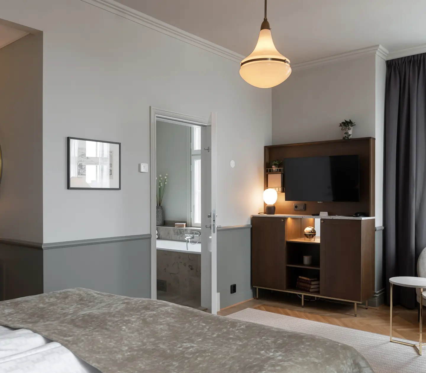 Svit med soffgrupp, tv och dörr in till badrum