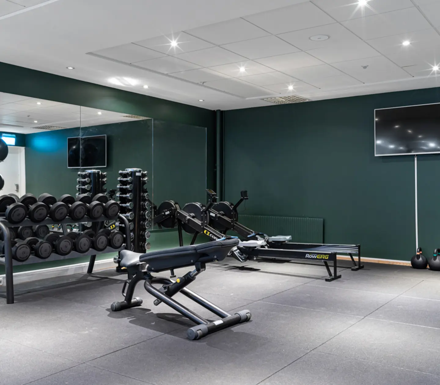 Gymmiljö med hantlar, medicinboll och spegel