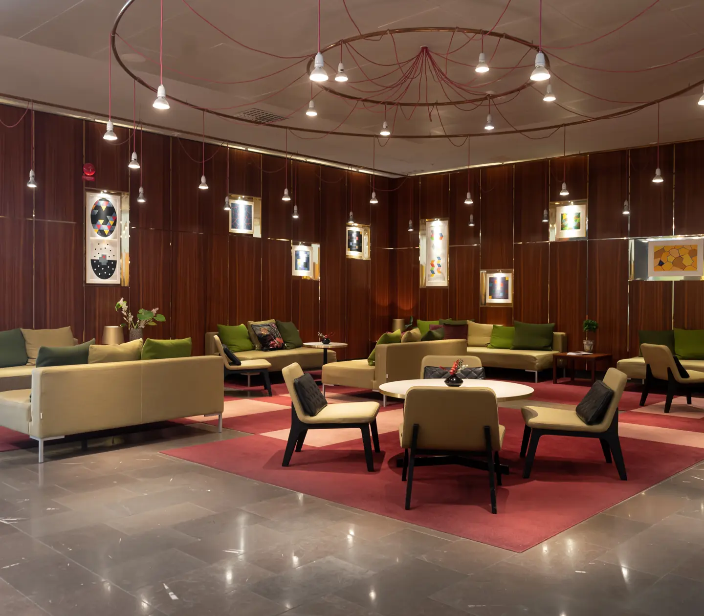Hotellobby med loungemöbler och stor taklampa