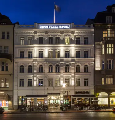 Vita fasaden av Elite Plaza Hotel i Malmö i skymning