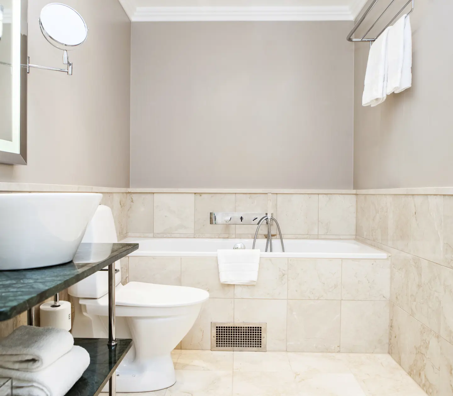 Beige badrum med badkar, handfat och toalett