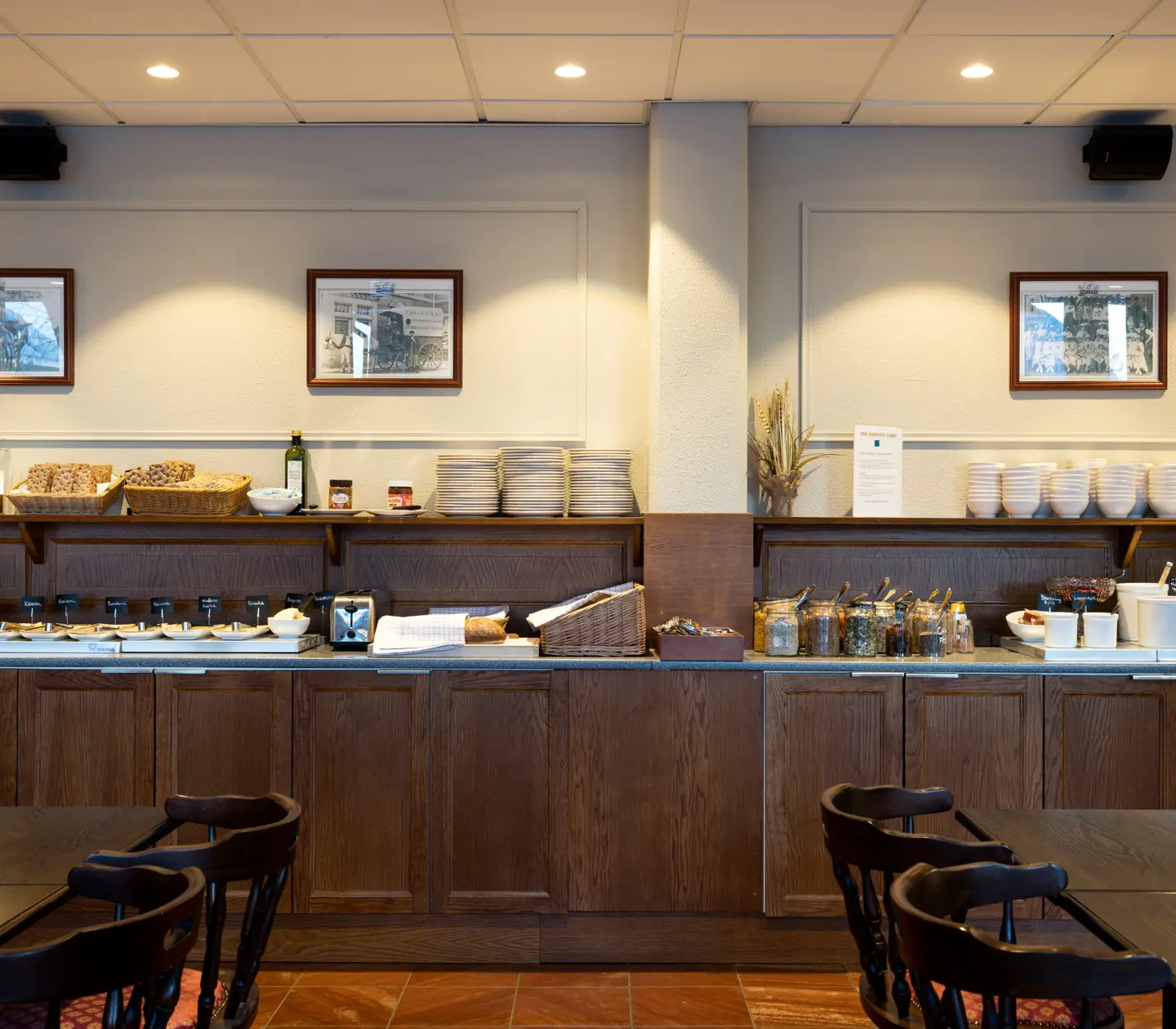 Frukostbuffé serverad längs bord med matgrupper framför