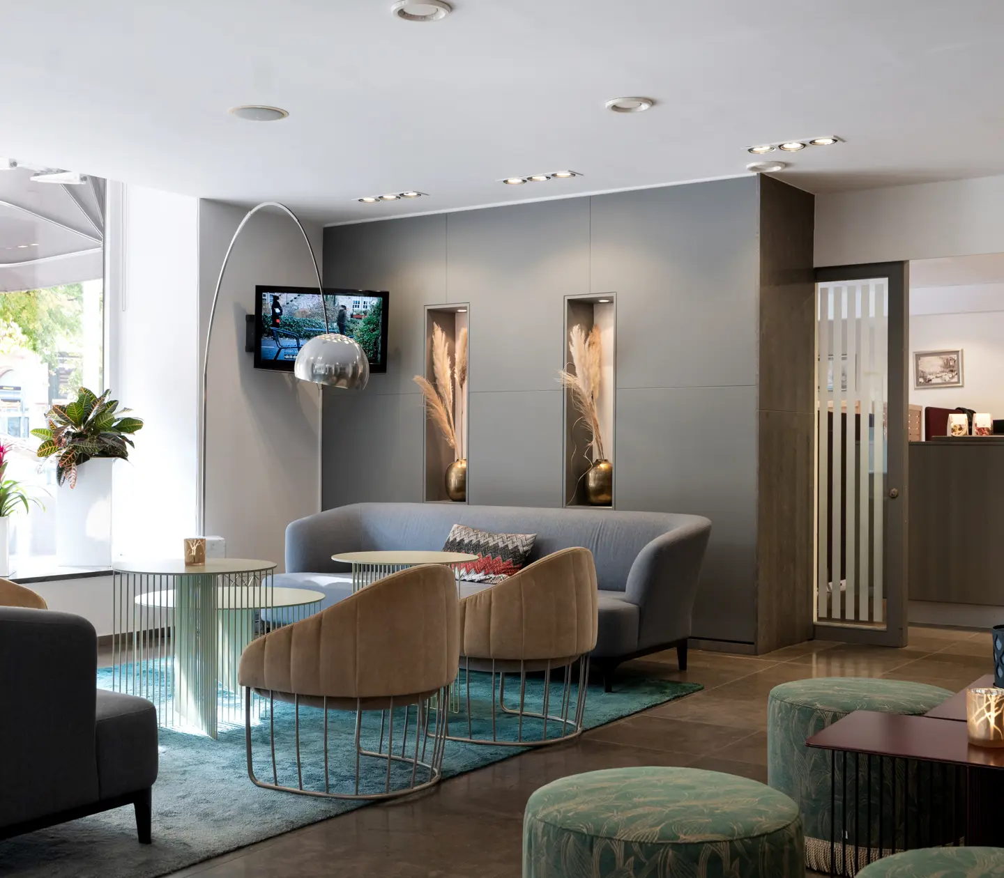 Hotellobby med receptionsdisk och loungemöbler
