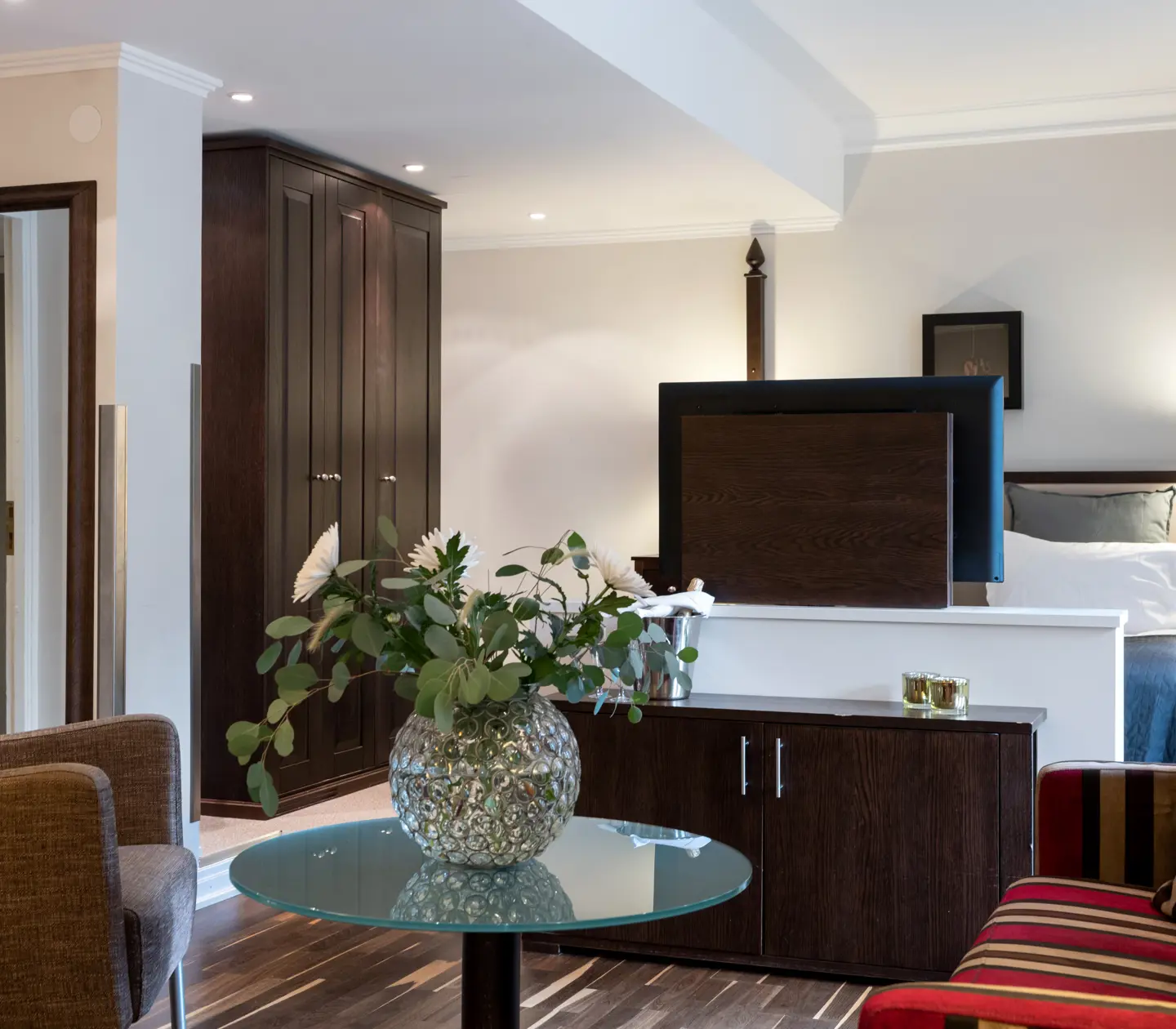 Hotellrum med soffgrupp, bukett och garderob