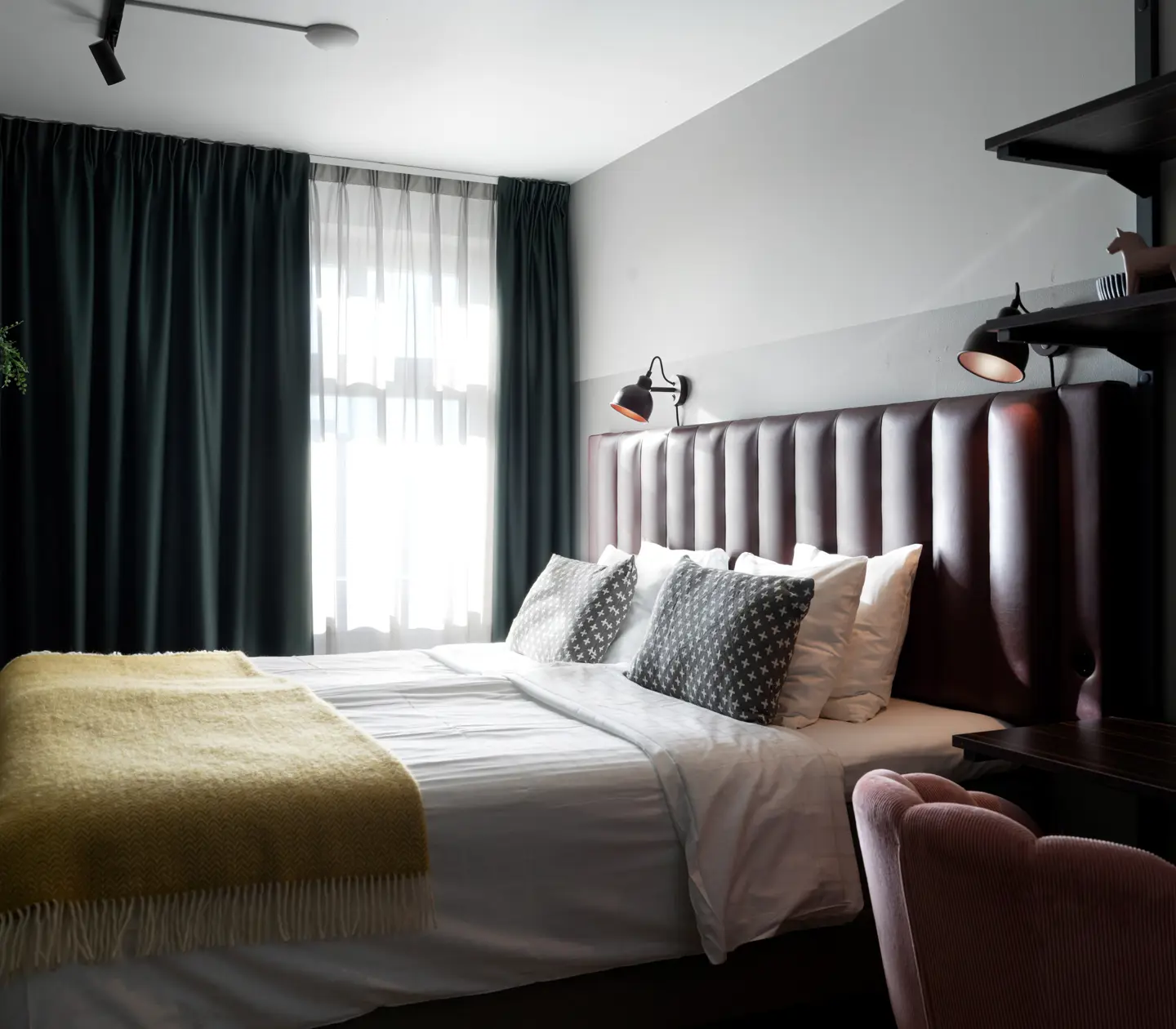 Hotellrum med skrivbord, dubbelsäng och fönster