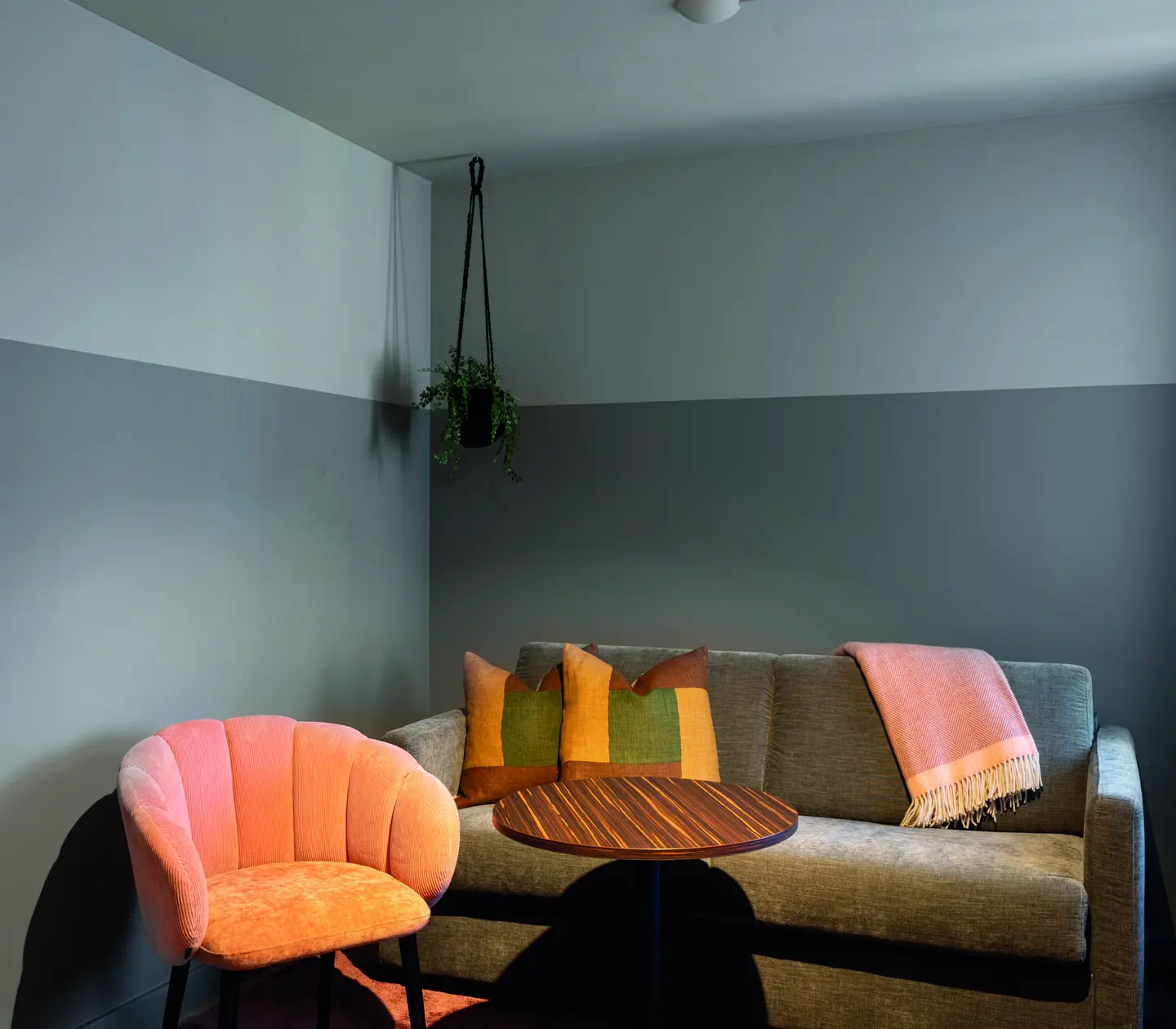 Soffa och en rosa fåtölj
