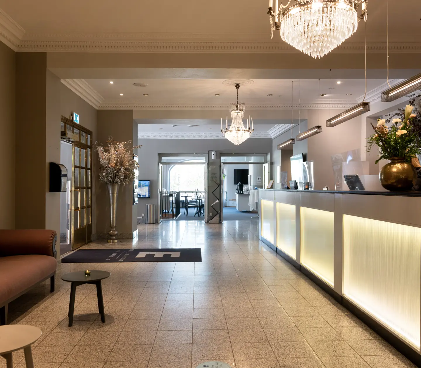 Receptionsdisk med stora blombuketter
