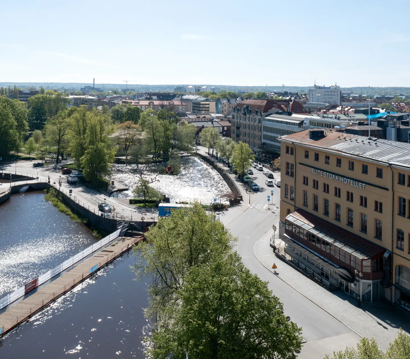 Drönarbild över Elite Stora Hotellet i Örebro med Svartån och Örebro Slott framför