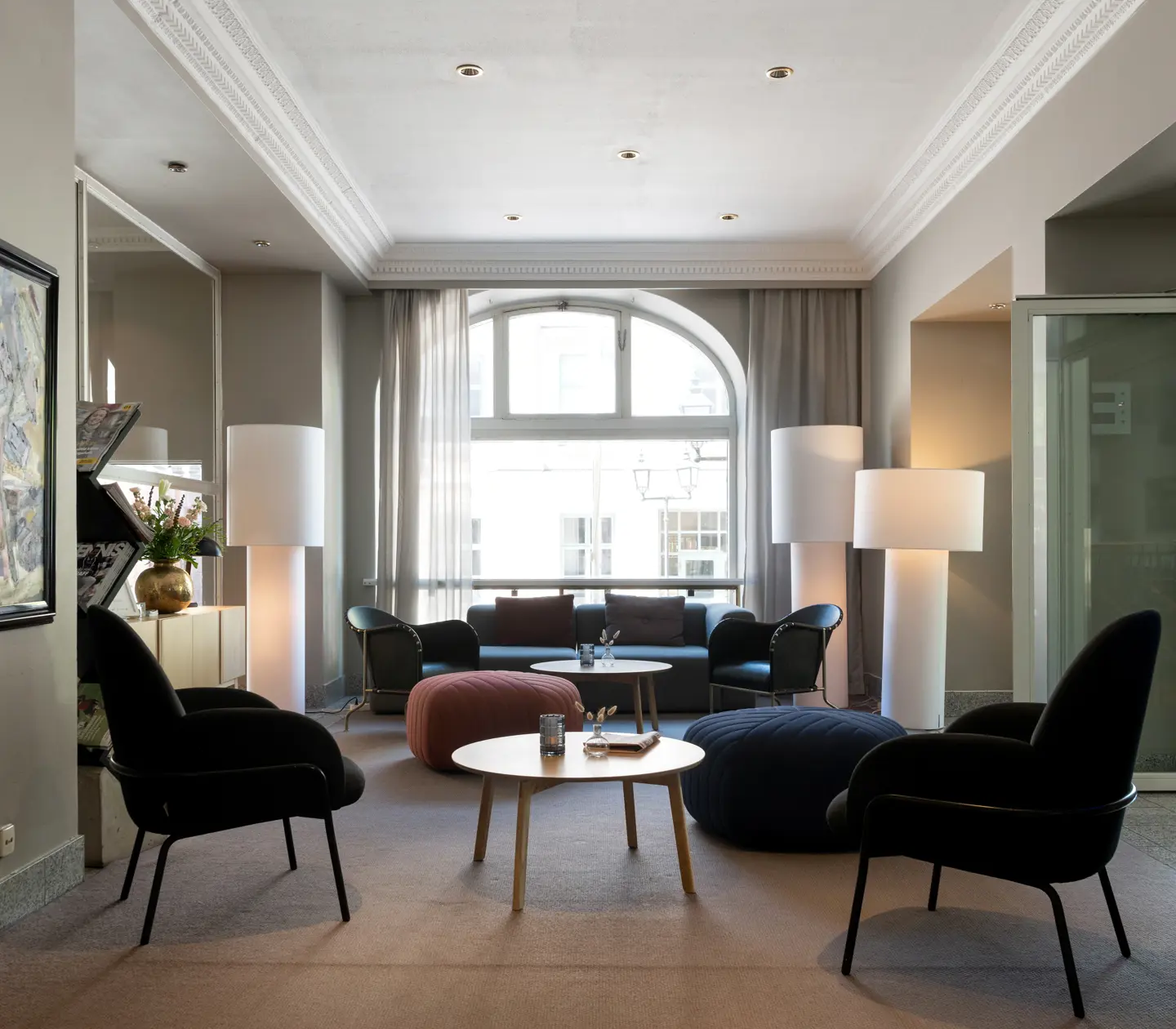 Hotellobby med fåtöljer, lampor och tavlor