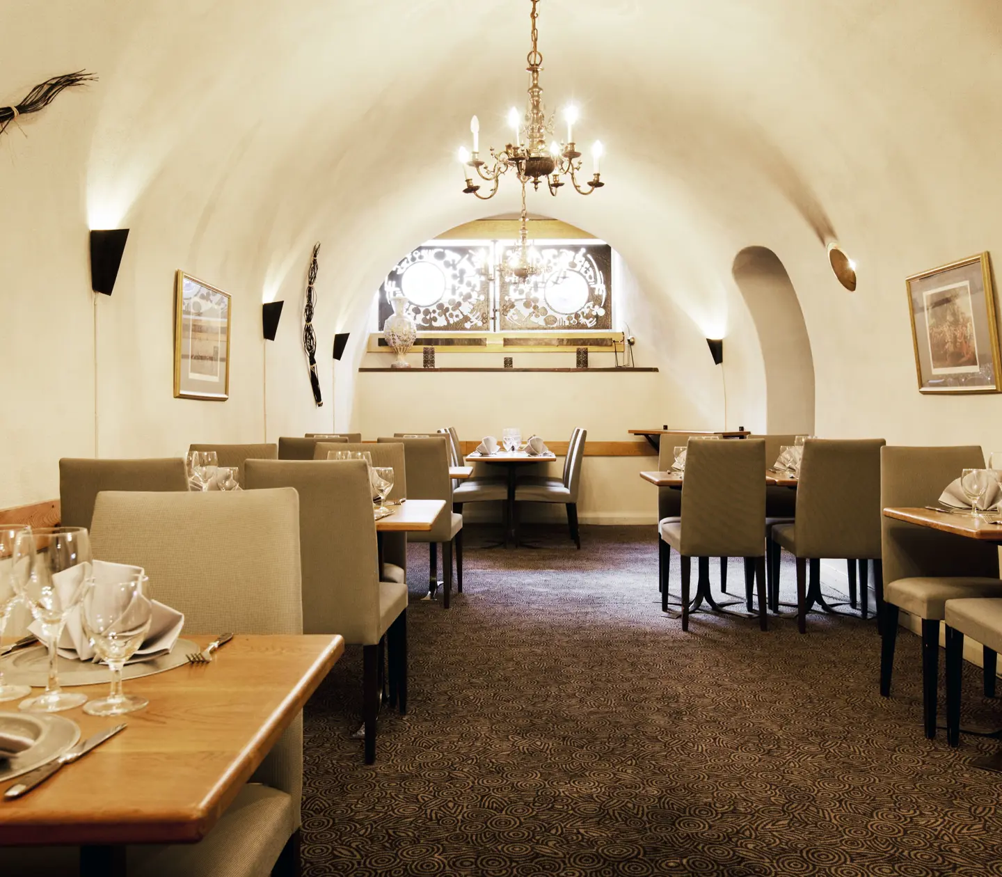 Restaurangmiljö med vita valv och matgrupper