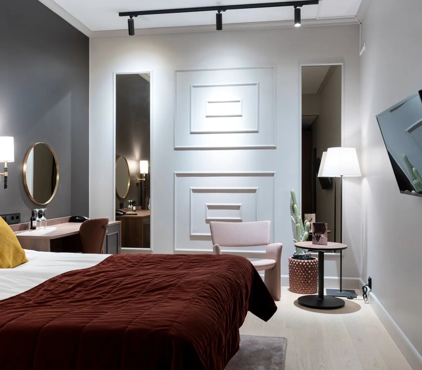 Hotellrum med säng, skrivbord och tv