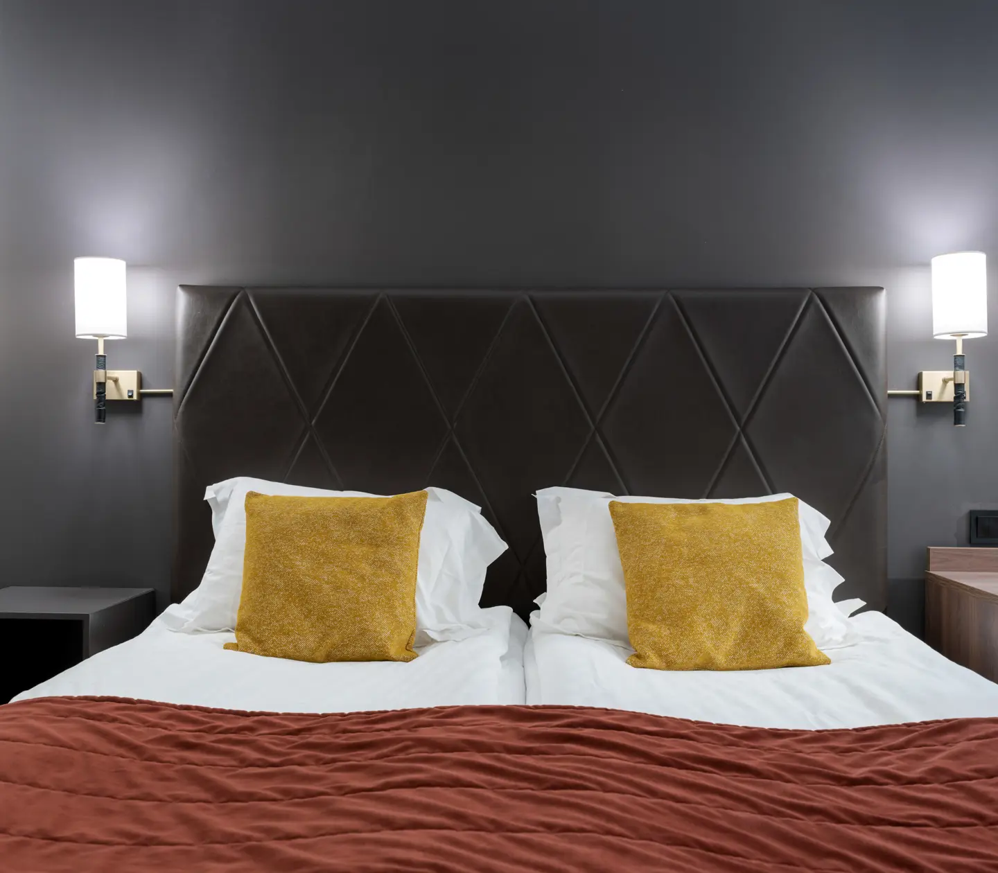 Hotellrum med dubbelsäng och skrivbord