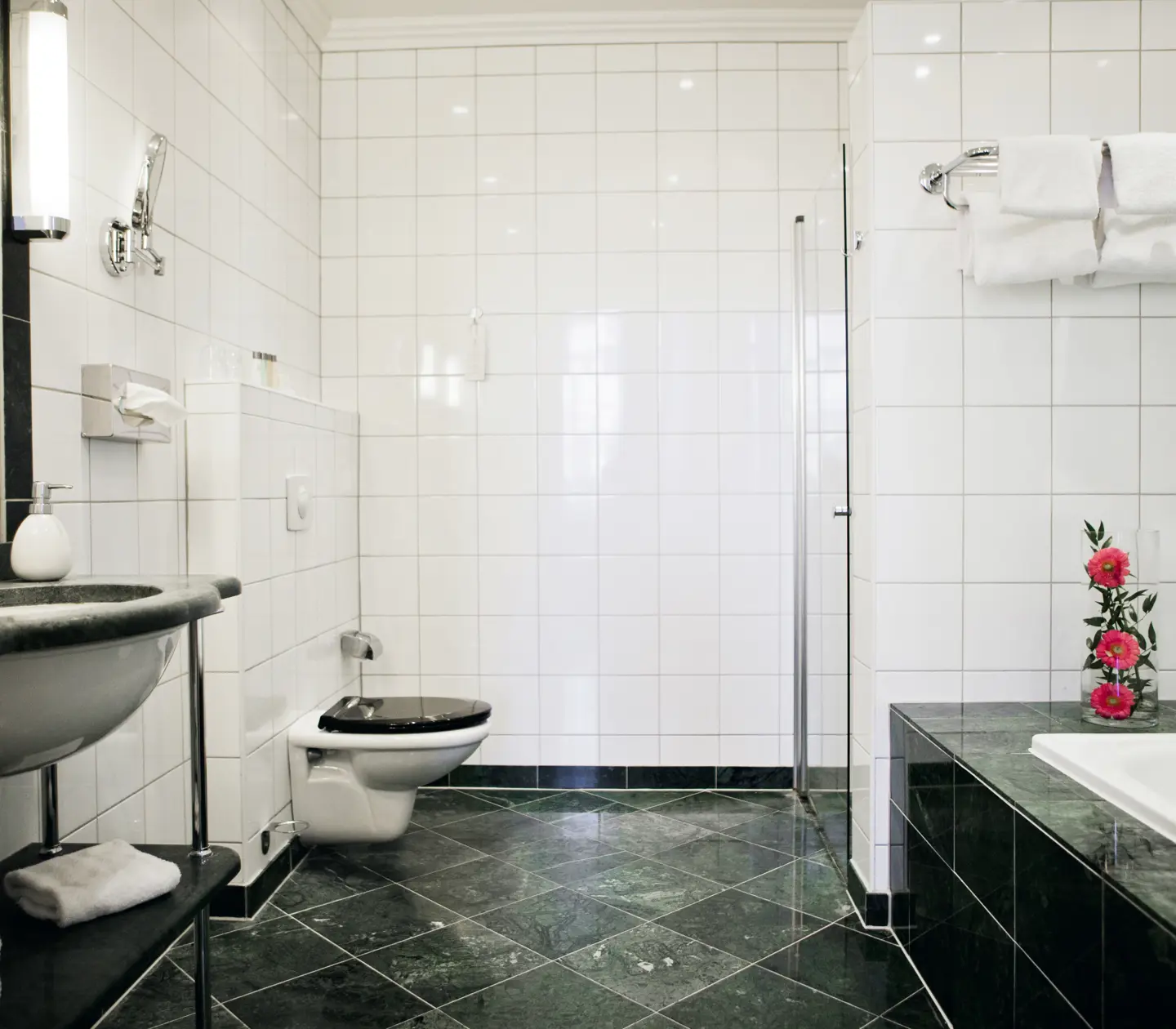 Grönt kaklat golv badkar, toalett och handfat