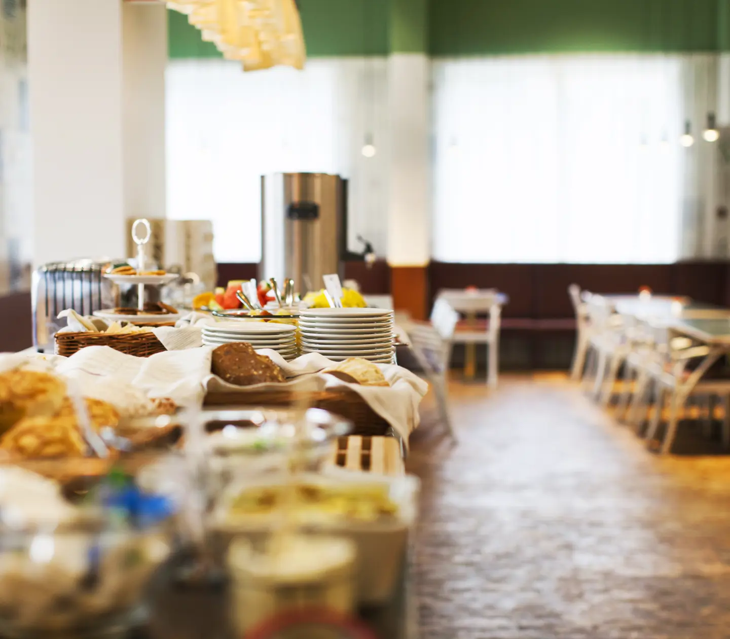 Frukostbuffé uppdukad i bord bakgrunden