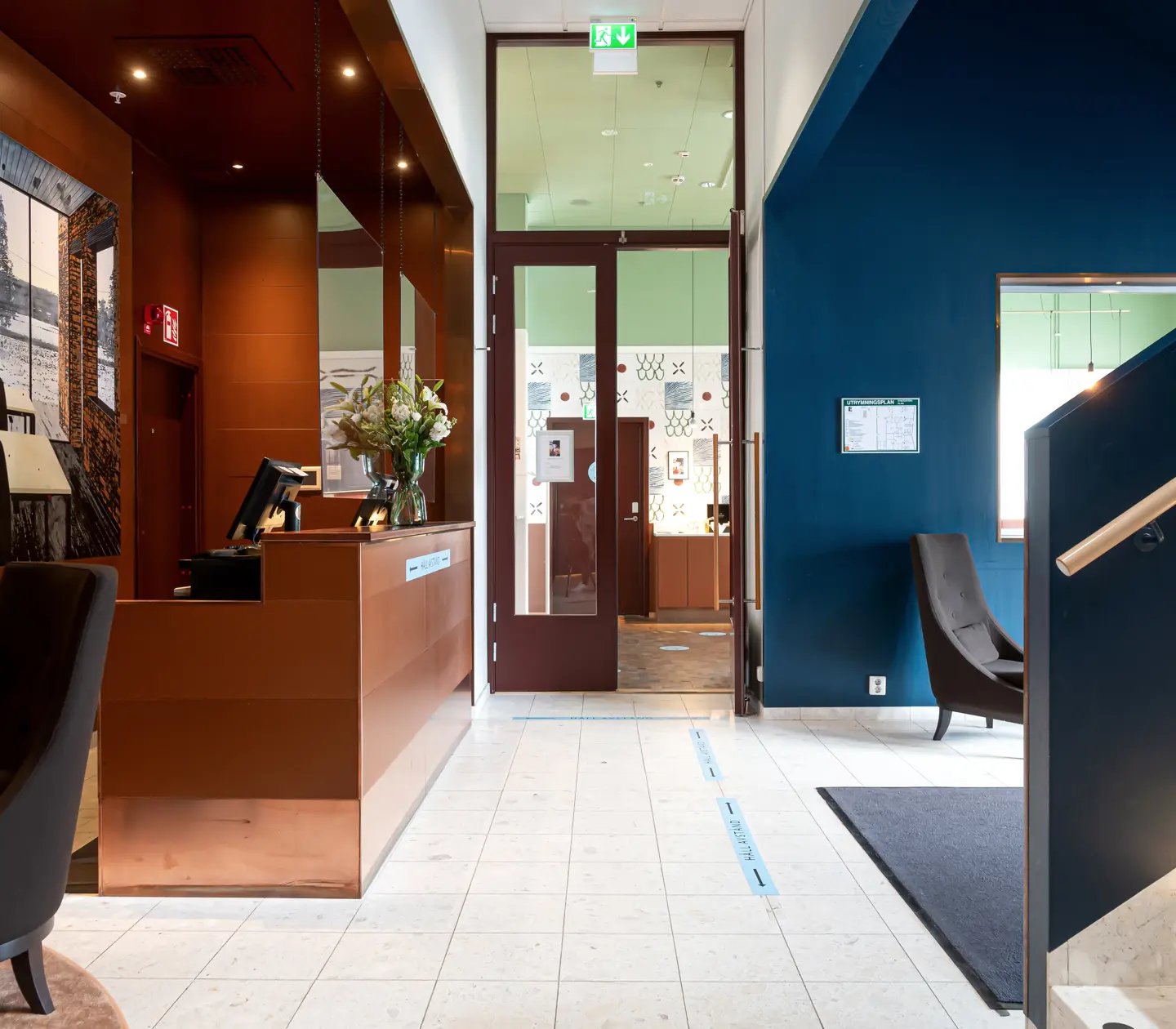Hotellobby på hotell med receptionsdisk och fåtöljer