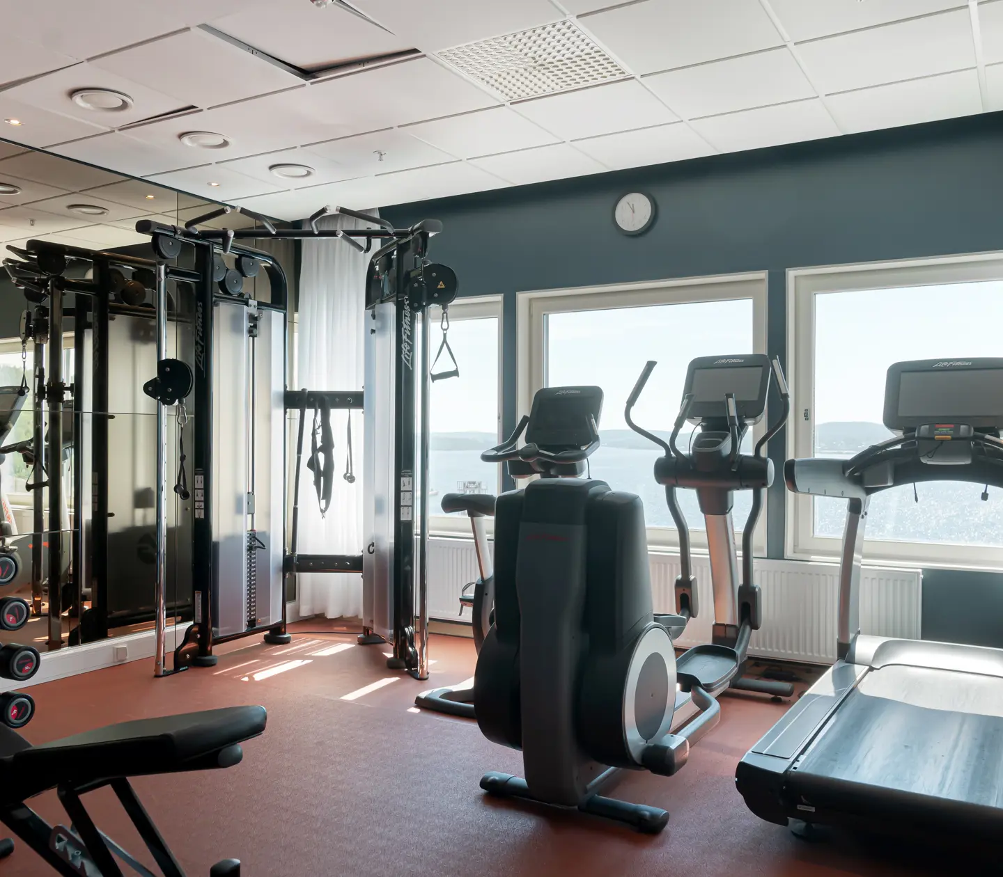 Gym med maskiner och löpband med havsutsikt