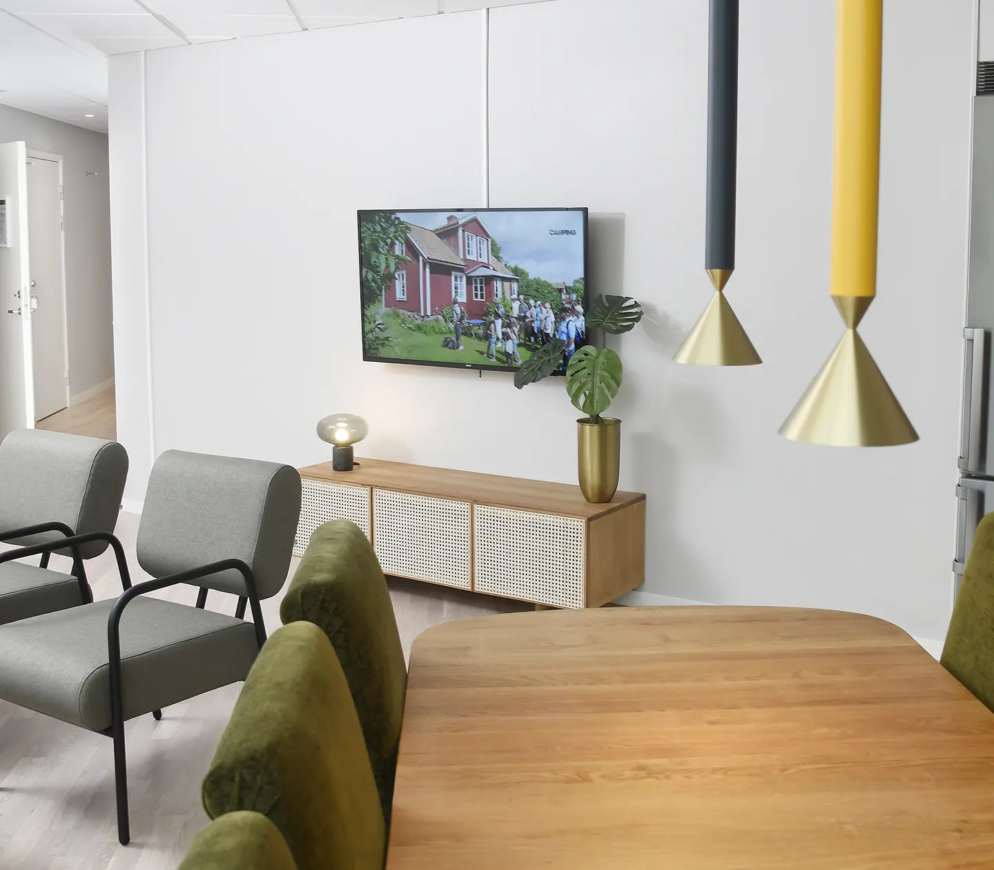 Matbord, fåtöljer och tv