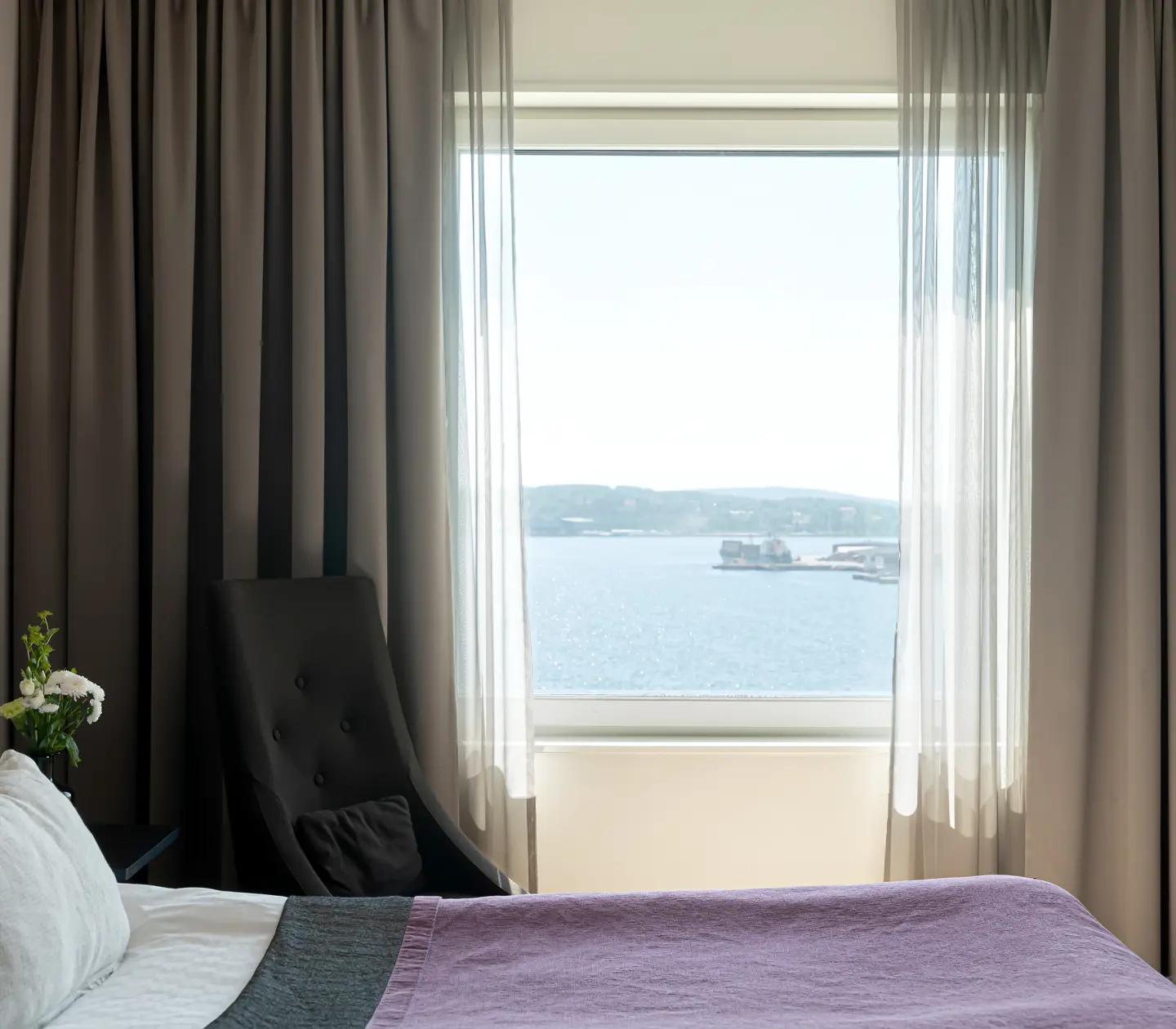 Detaljbild på dubbelsäng och havsutsikt