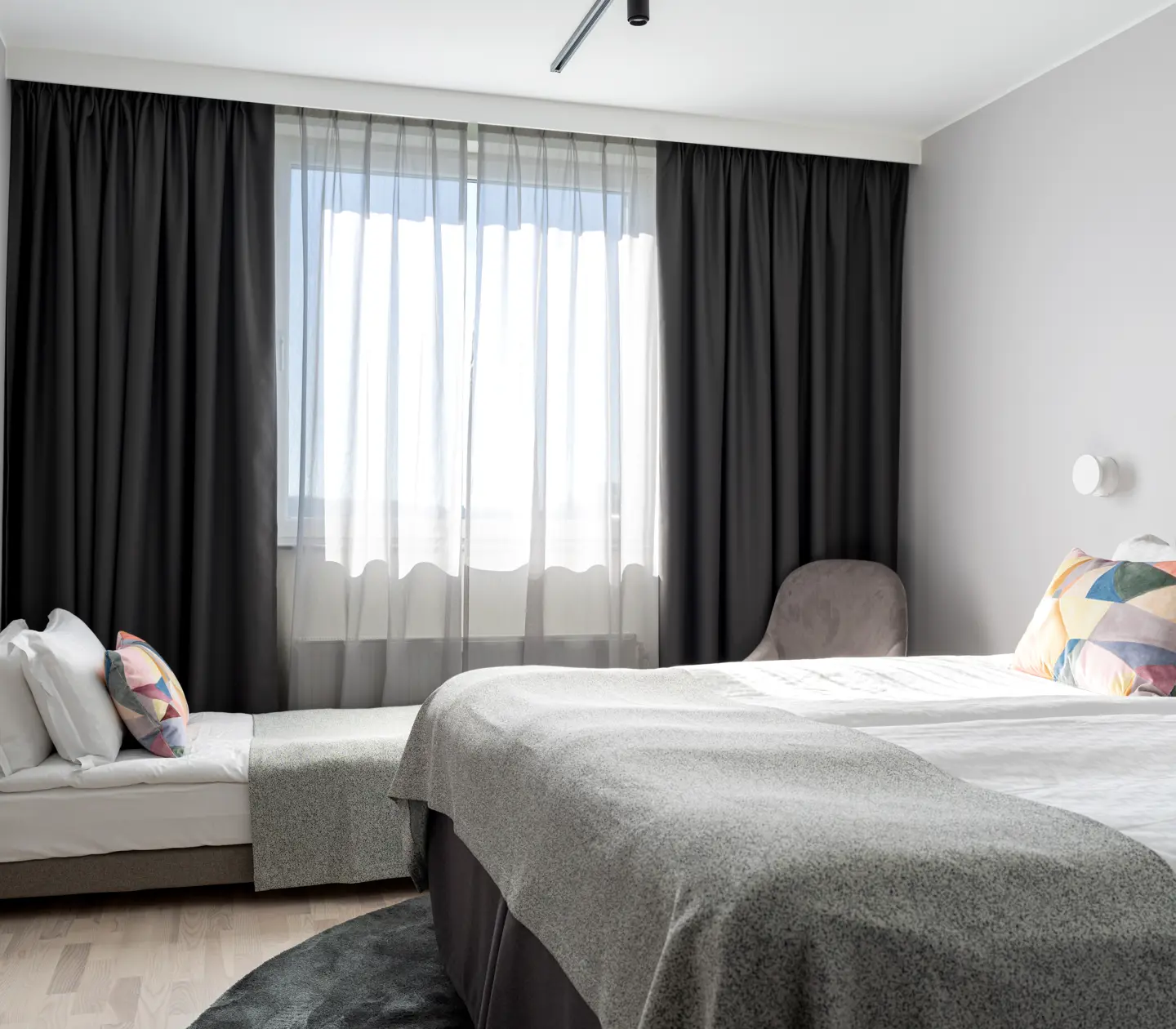 Hotellrum med dubbelsäng och extrasäng