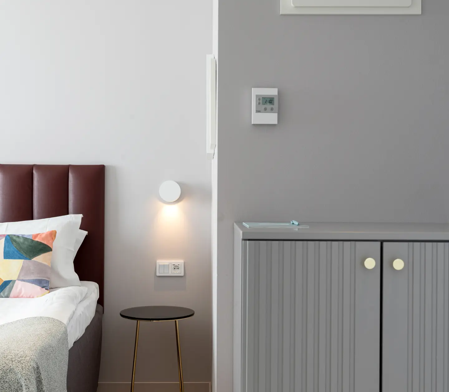 Hotellrum med dubbelsäng och skänk