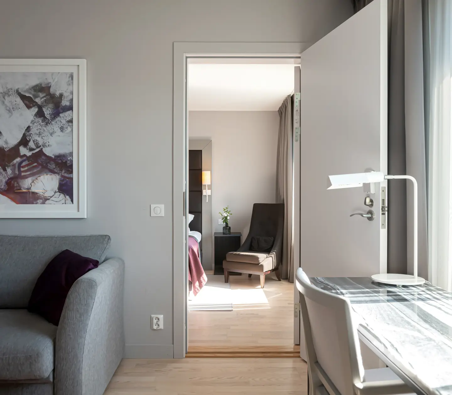 Svit med skrivbord, soffa och fåtölj