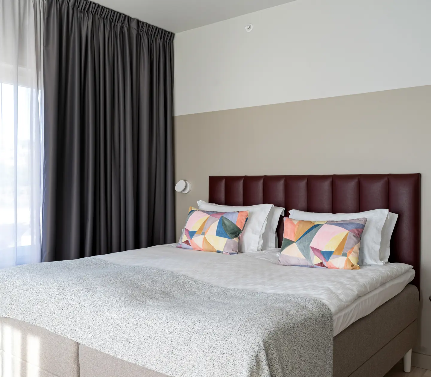 Hotellrum med dubbelsäng och fönster