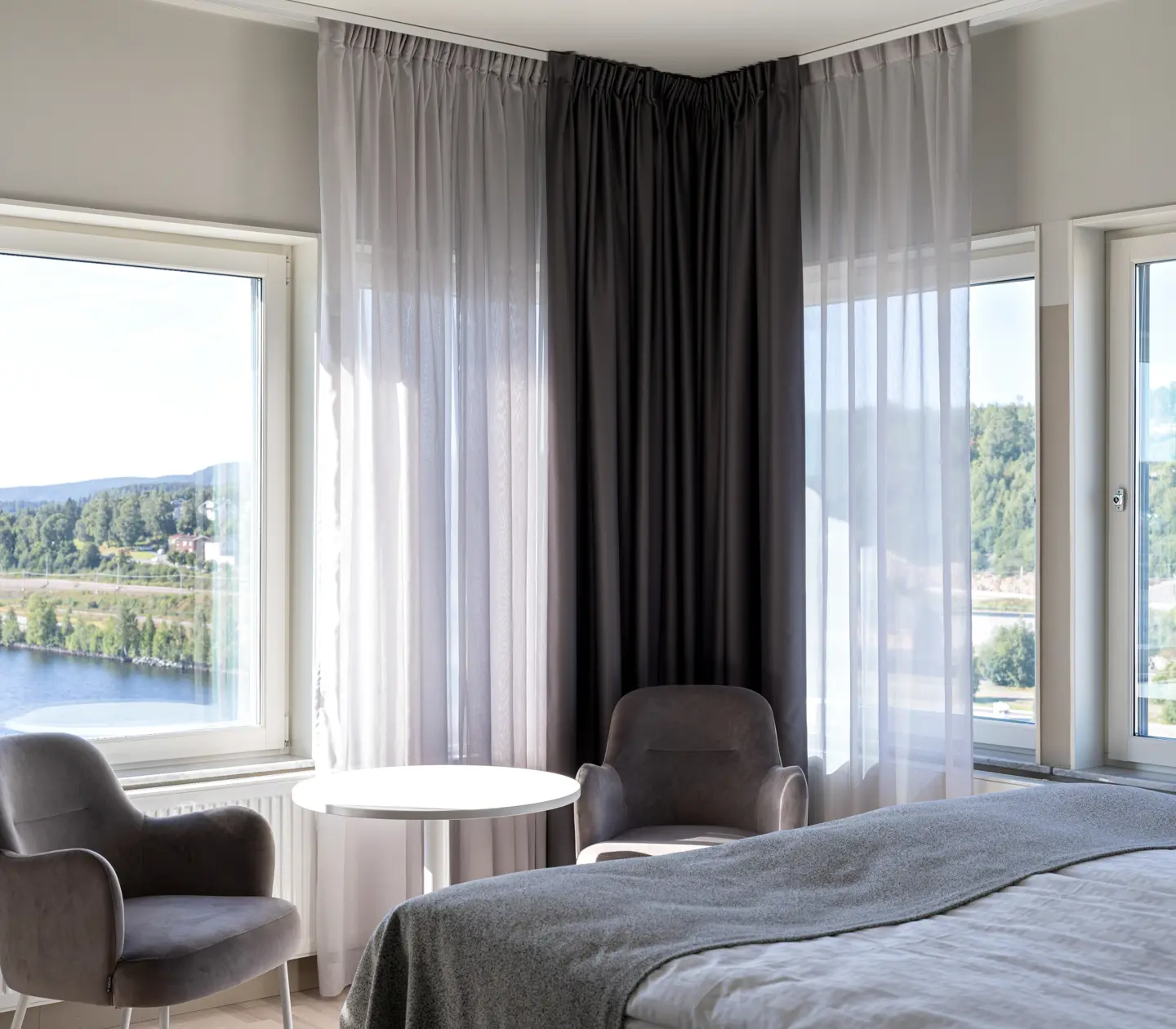 Hotellrum med fåtöljer och fönster