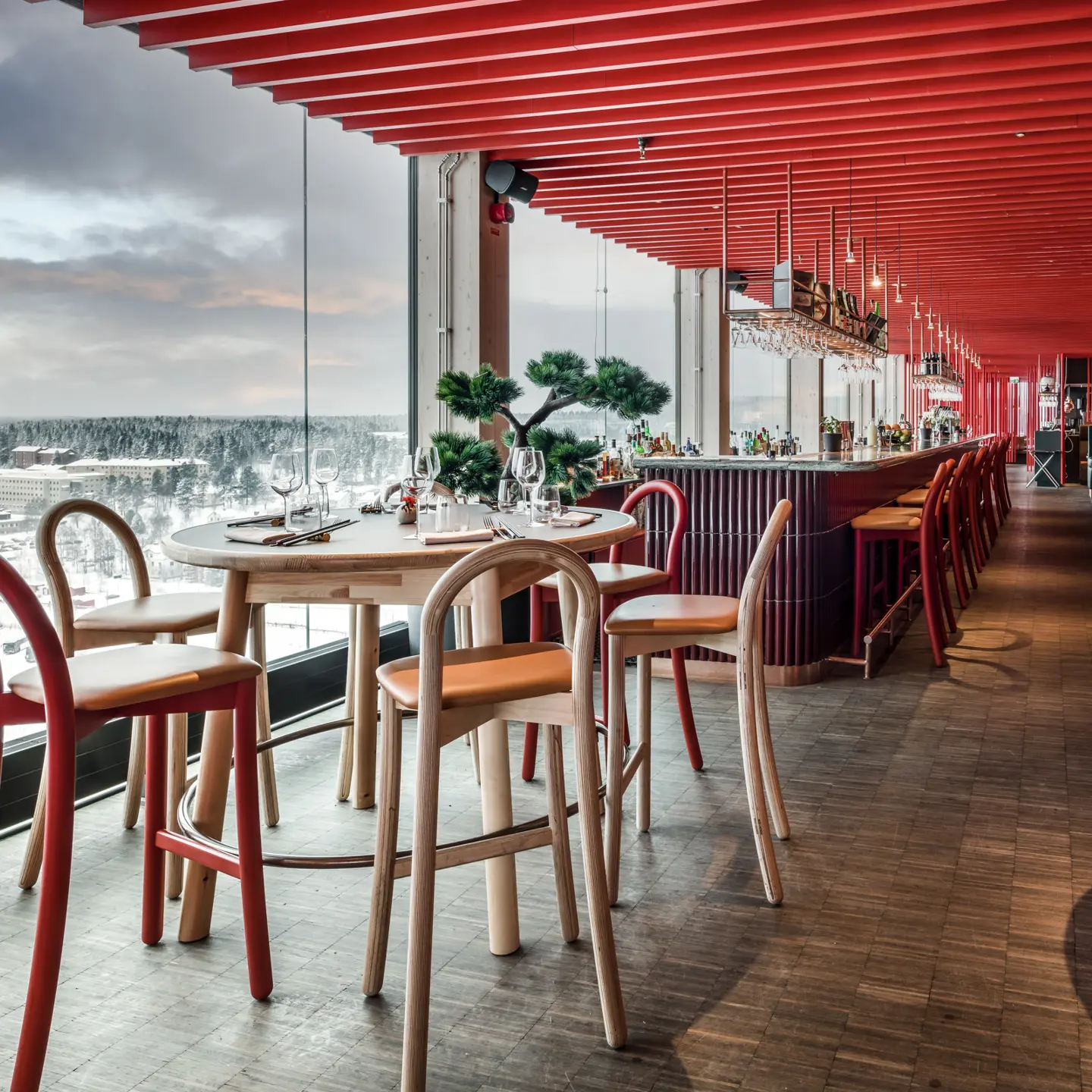 En restaurang med trästil och bås