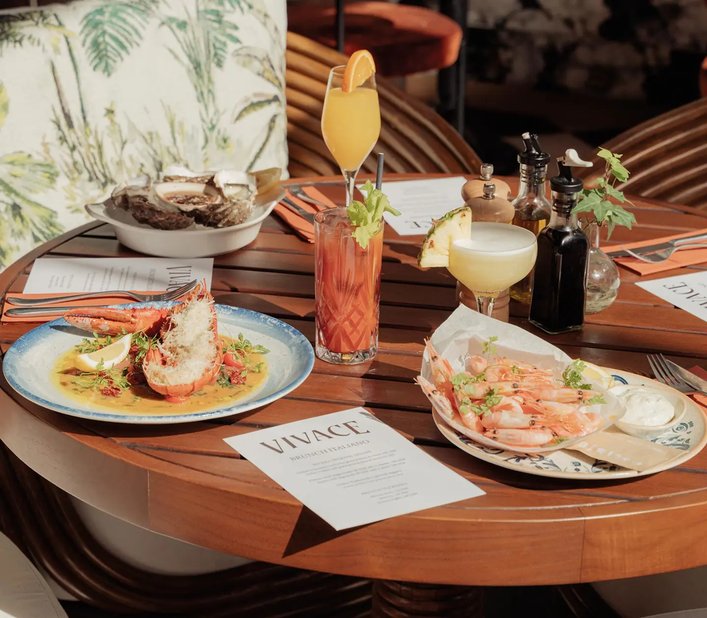 Ett bord dukat för brunch