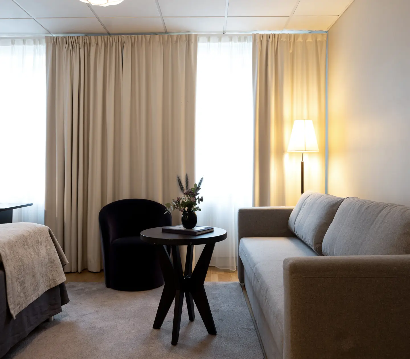 Vackert rum med soffa, säng och fåtölj