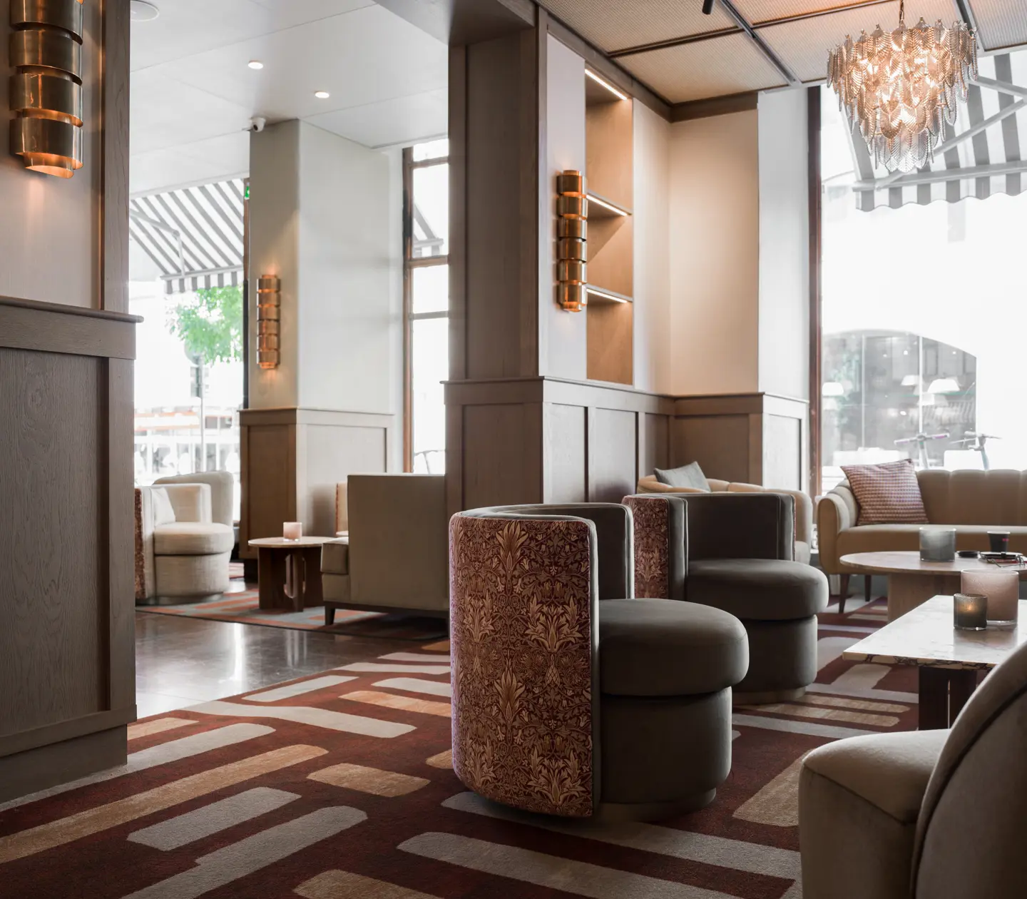 Hotellets lobby med sittgrupp