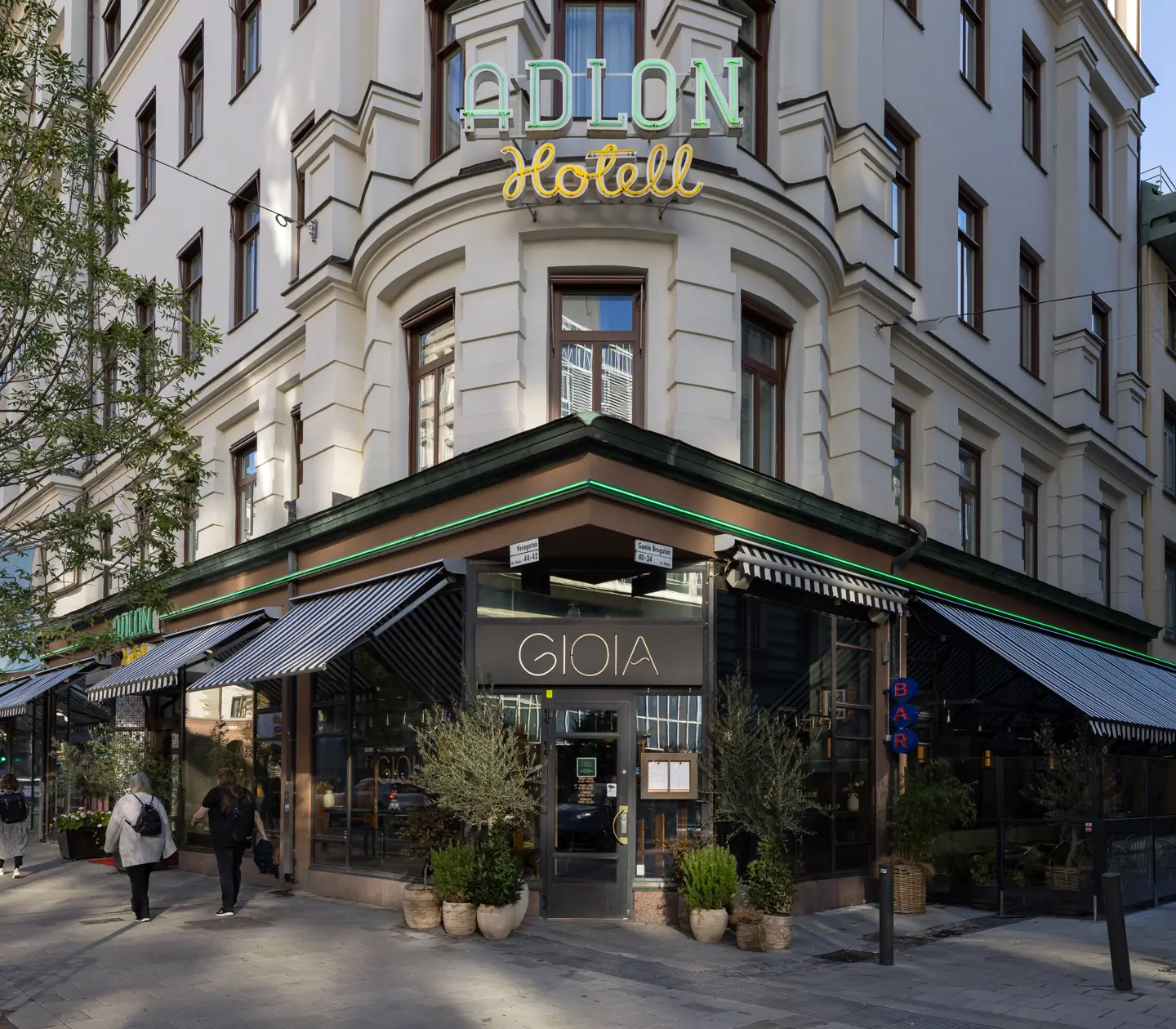Fasaden till Elite Hotel Adlon och entrén till restaurang Goiga