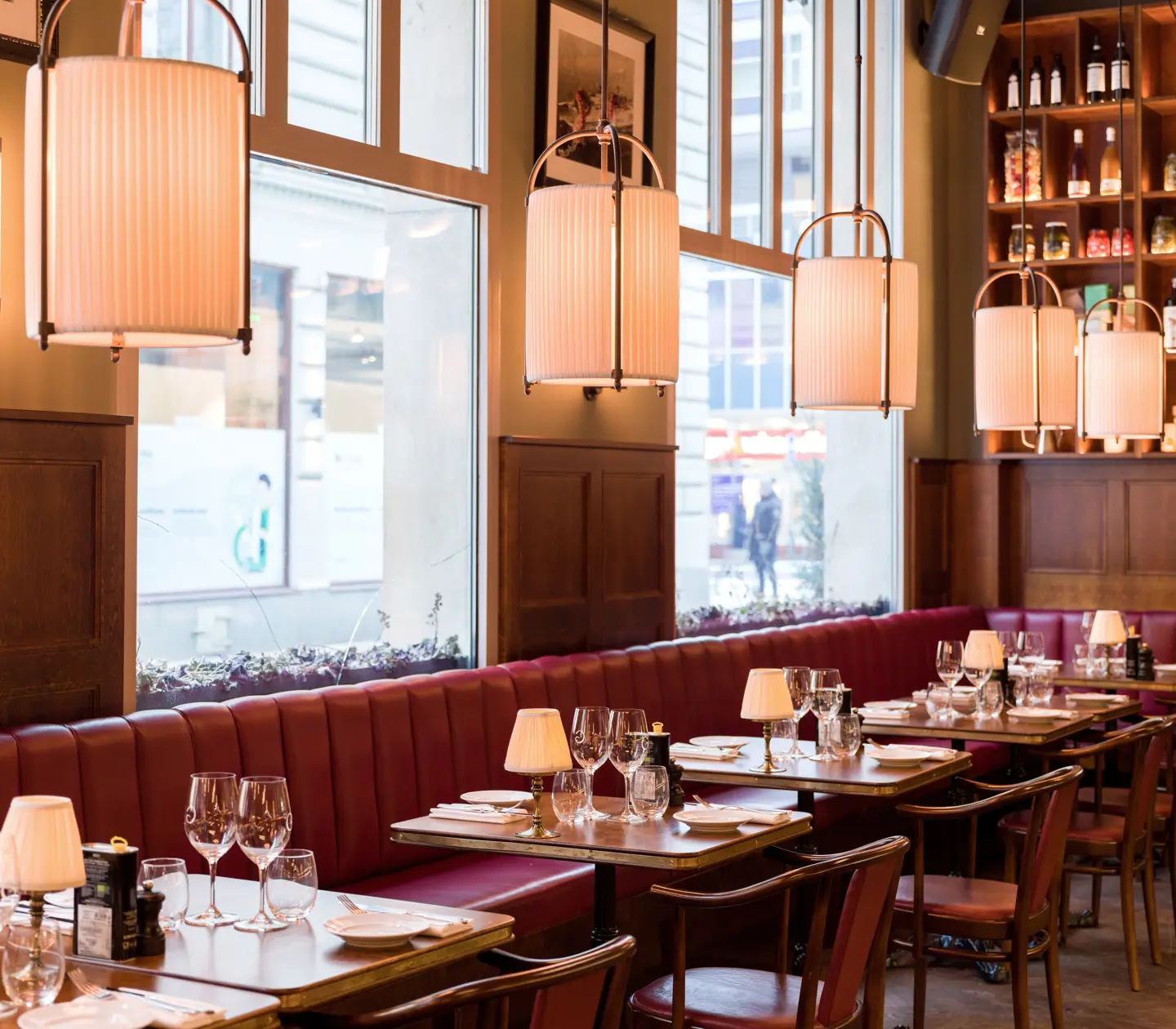 Bord och stolar på restaurang