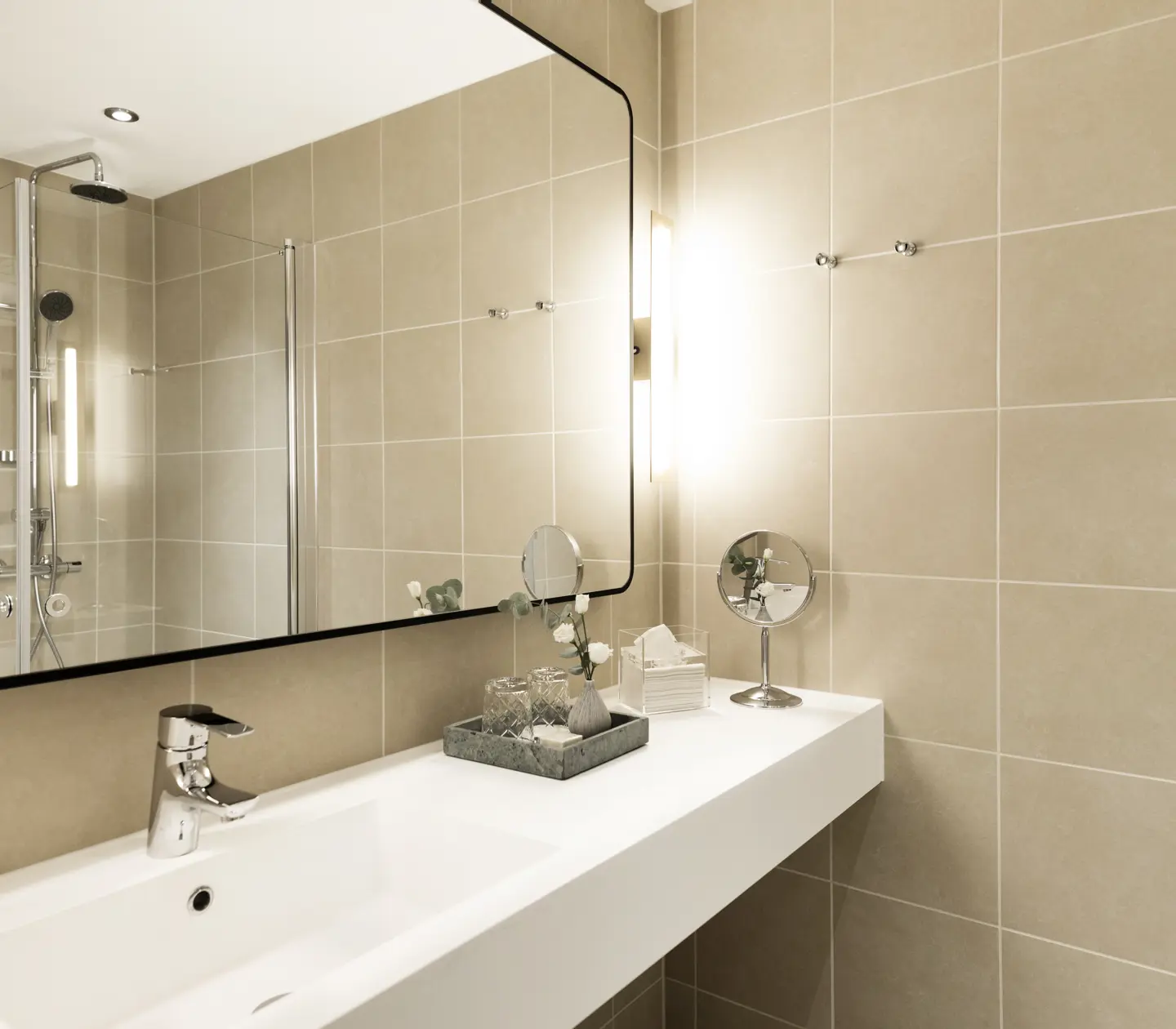 Beige badrum med badkar, handfat och spegel